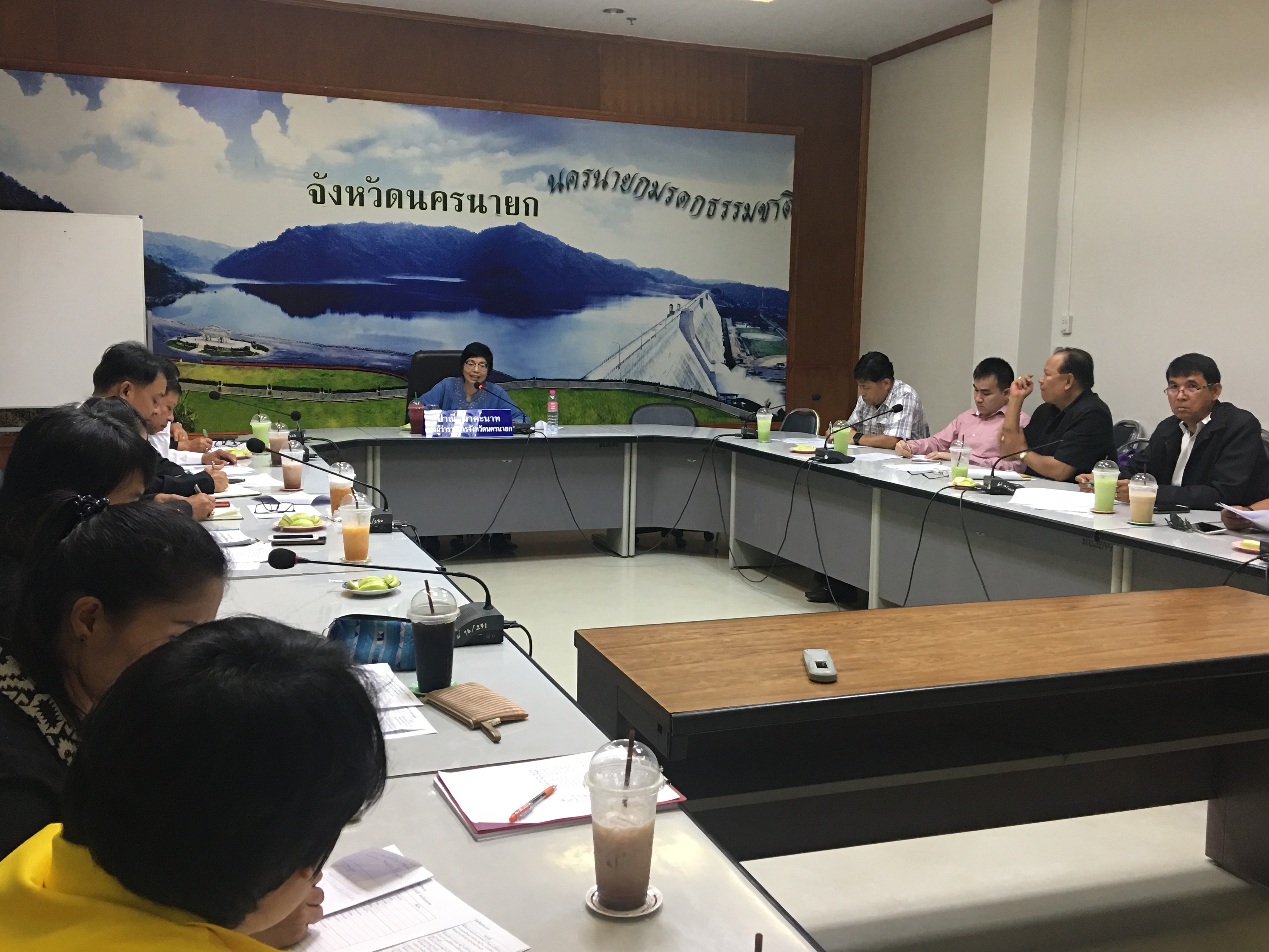 นครนายก…เมืองขุนด่าน >> 13 กันยายน  2561 เวลา 13.30 น. ห้องประชุมขุนด่าน ศาลากลางจังหวัดประชุมหารือการพัฒนาหมู่บ้าน ตามโครงการชุมชนท่องเที่ยว OTOP นวัตวิถีนครนายก ระดับจังหวัด นางสาวปาณี นาคะนาท รองผู้ว่าราชการจังหวัด เป็นประธานในการประชุมสรุปผลการดำเนินงานกิจกรรมตามโครงการ ฯ ไตรมาสที่ 4 โดยนายจำเริญ แหวนเพ็ชร พัฒนาการจังหวัด ได้สรุปผลการดำเนินในภาพรวมของทั้ง 20 หมู่บ้านเป้าหมาย ทั้งนี้มีผู้เข้าร่วมประชุม ประกอบด้วย หัวหน้ากลุ่มงาน/ฝ่าย พัฒนาการอำเภอ ผู้แทนหัวหน้าส่วนราชการที่เกี่ยวข้องจากสำนักงานคลังจังหวัด สำนักงานท่องเที่ยวและกีฬาจังหวัด สำนักงานจังหวัด มาร่วมหารือ แนะนำการดำเนินโครงการให้มีความถูกต้อง และสร้างแนวทางการทำงานสร้างสรรค์ชุมชนท่องเที่ยวในจังหวัดนครนายกให้มีความยั่งยืนต่อไป