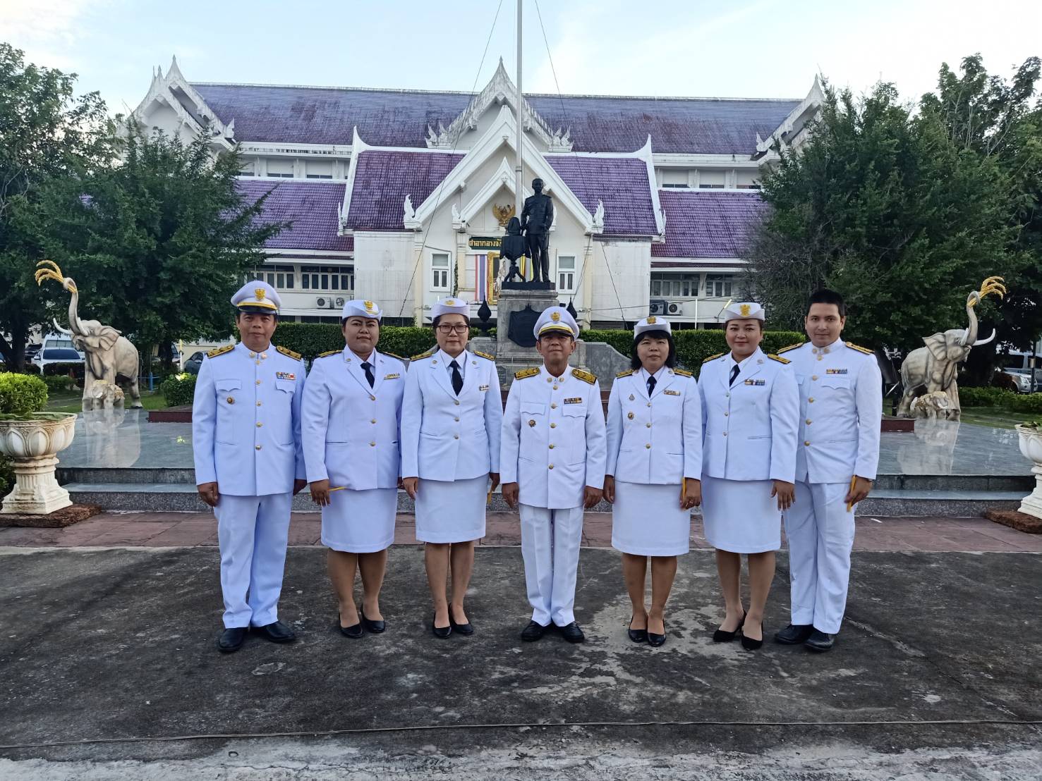 พิธีถวายเครื่องราชสักการะ และจุดเทียนชัยถวายพระพรชัยมงคล