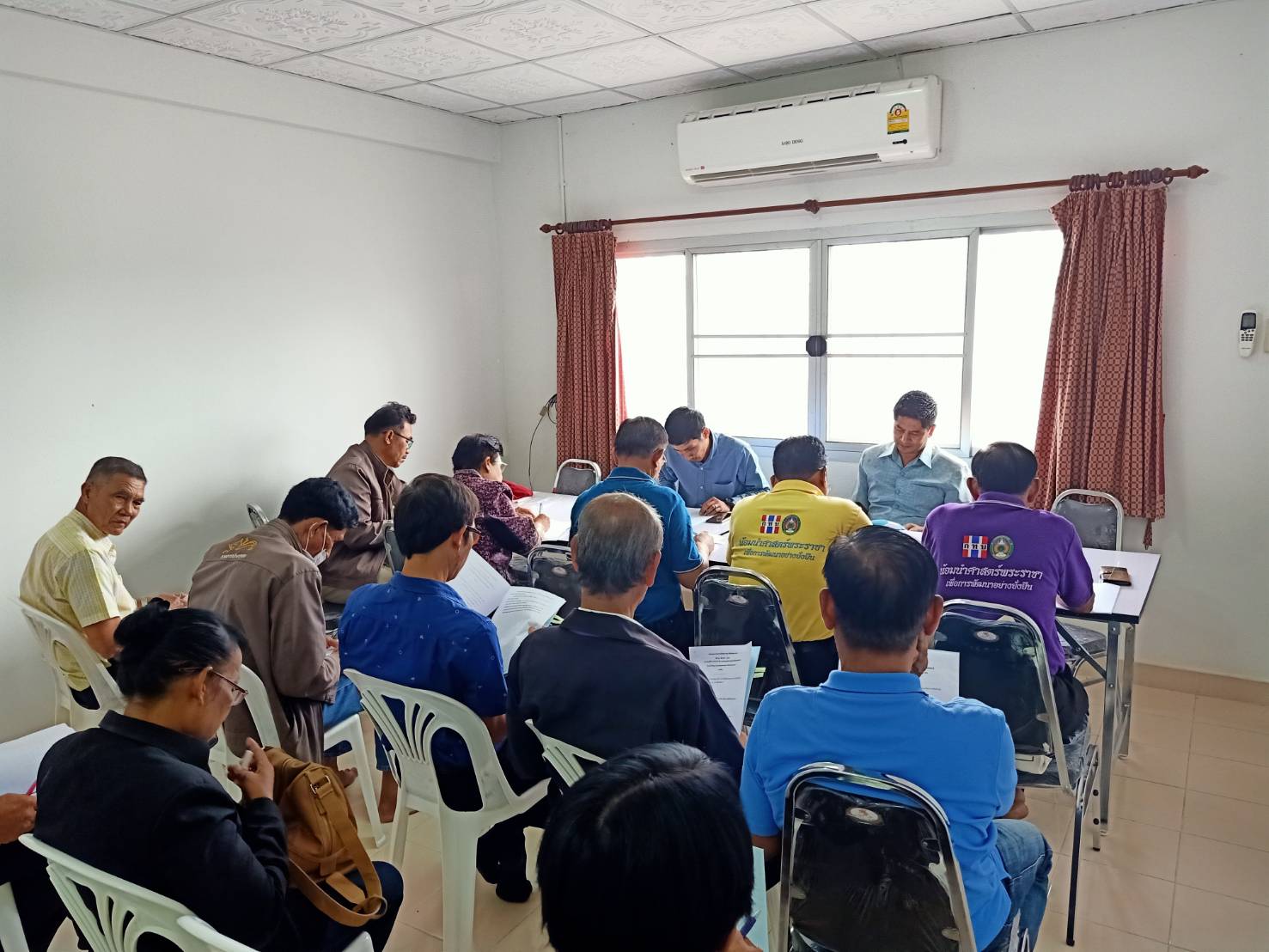 ร่วมพบปะพูดคุย และมอบแนวทางการดำเนินงานกับคณะกรรมการเครือข่าย กองทุนหมู่บ้านและชุมชนเมือง