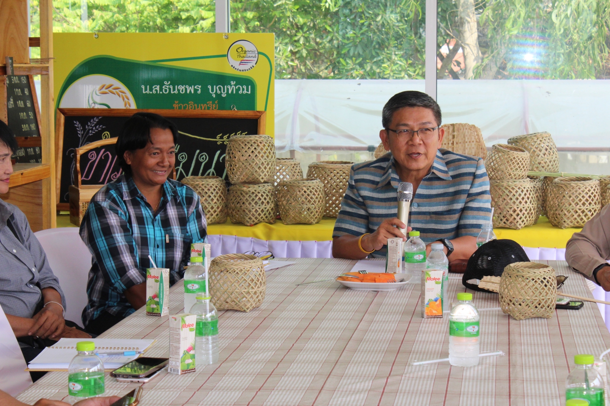 นายอาจณรงค์ สัตยพานิช ผู้ตรวจราชการกรมการพัฒนาชุมชน เขตตรวจกลุ่มจังหวัดภาคตะวันออก ๒  มาตรวจราชการ ส่งมอบนโยบายจาก อพช. สู่การปฏิบัติ