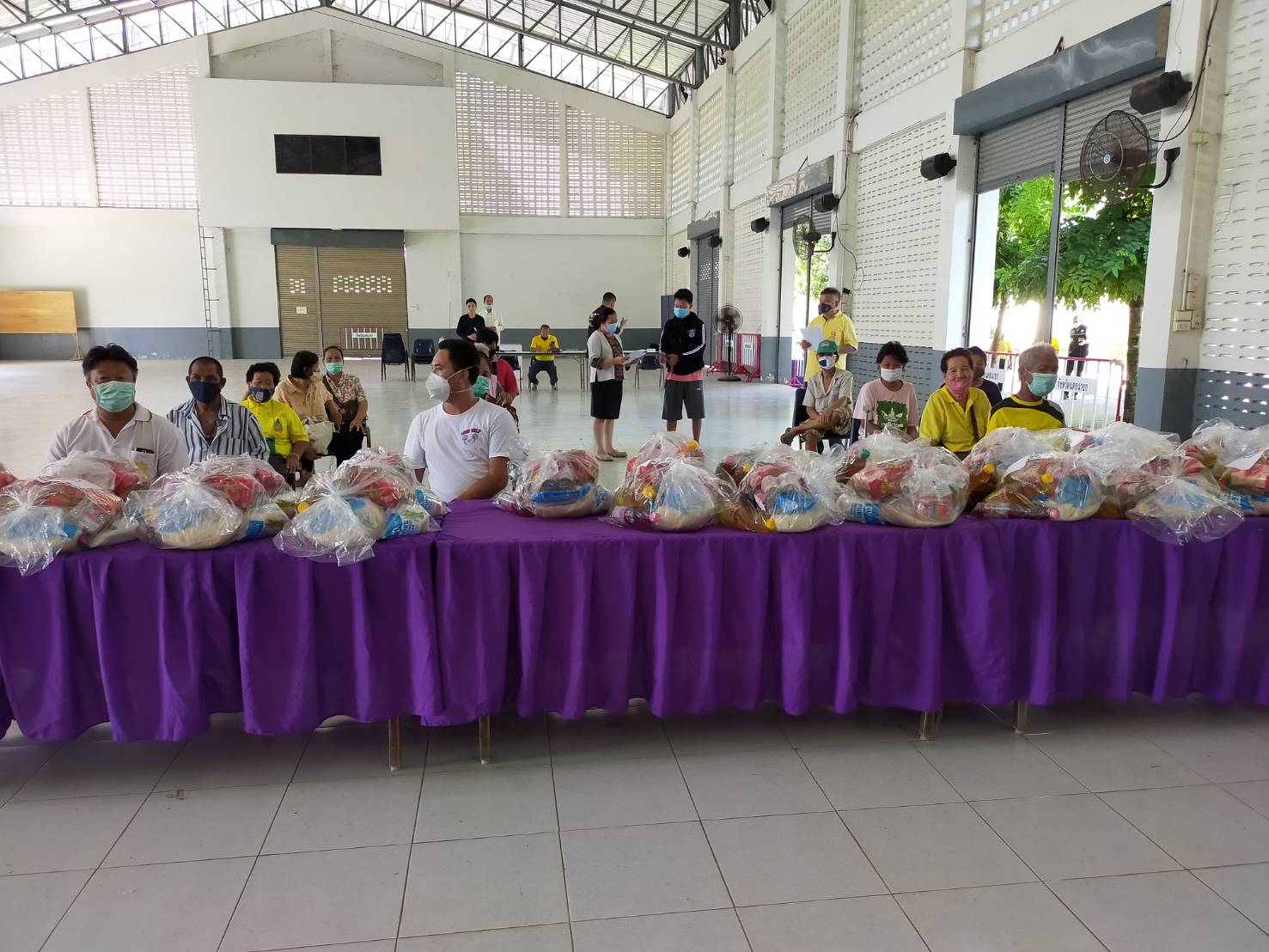 สำนักงานพัฒนาชุมชนจังหวัดนครนายกบูรณาการร่วมกับ กอ.รมน.นย. มอบถุงยังชีพครัวเรือนยากจน