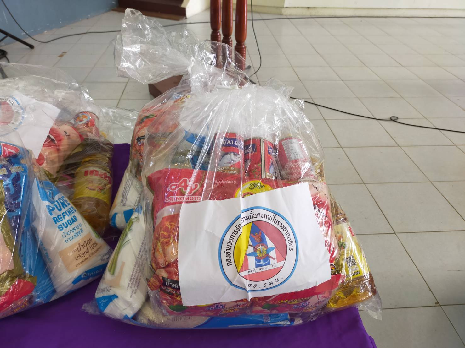 สำนักงานพัฒนาชุมชนจังหวัดนครนายกบูรณาการร่วมกับ กอ.รมน.นย. มอบถุงยังชีพครัวเรือนยากจน