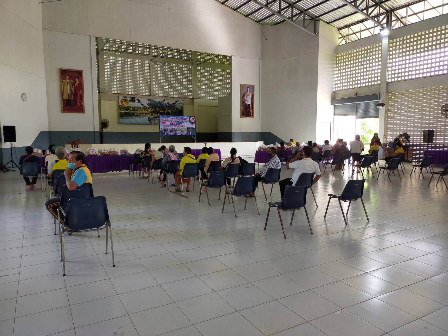 สำนักงานพัฒนาชุมชนจังหวัดนครนายกบูรณาการร่วมกับ กอ.รมน.นย. มอบถุงยังชีพครัวเรือนยากจน