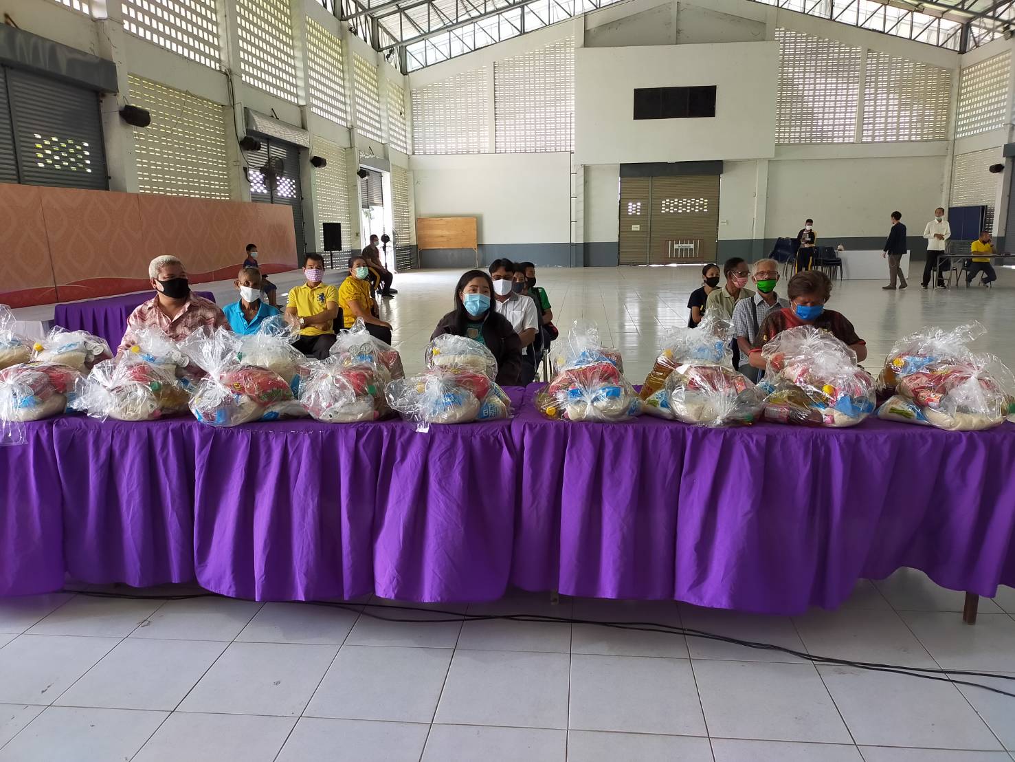 สำนักงานพัฒนาชุมชนจังหวัดนครนายกบูรณาการร่วมกับ กอ.รมน.นย. มอบถุงยังชีพครัวเรือนยากจน