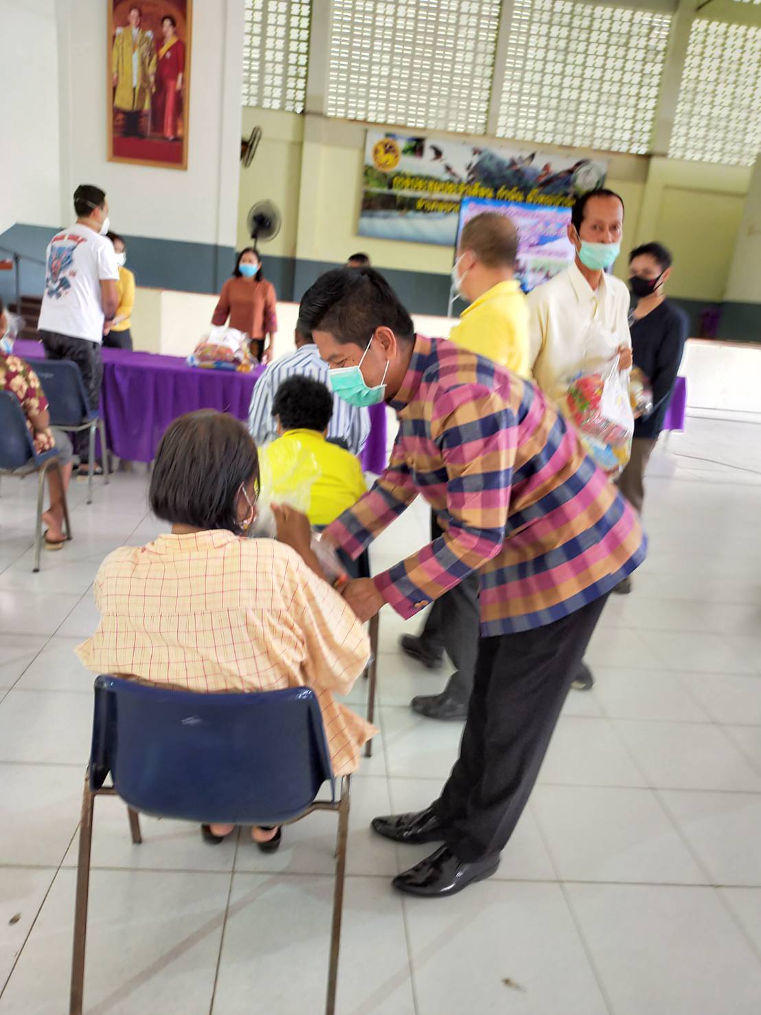 สำนักงานพัฒนาชุมชนจังหวัดนครนายกบูรณาการร่วมกับ กอ.รมน.นย. มอบถุงยังชีพครัวเรือนยากจน