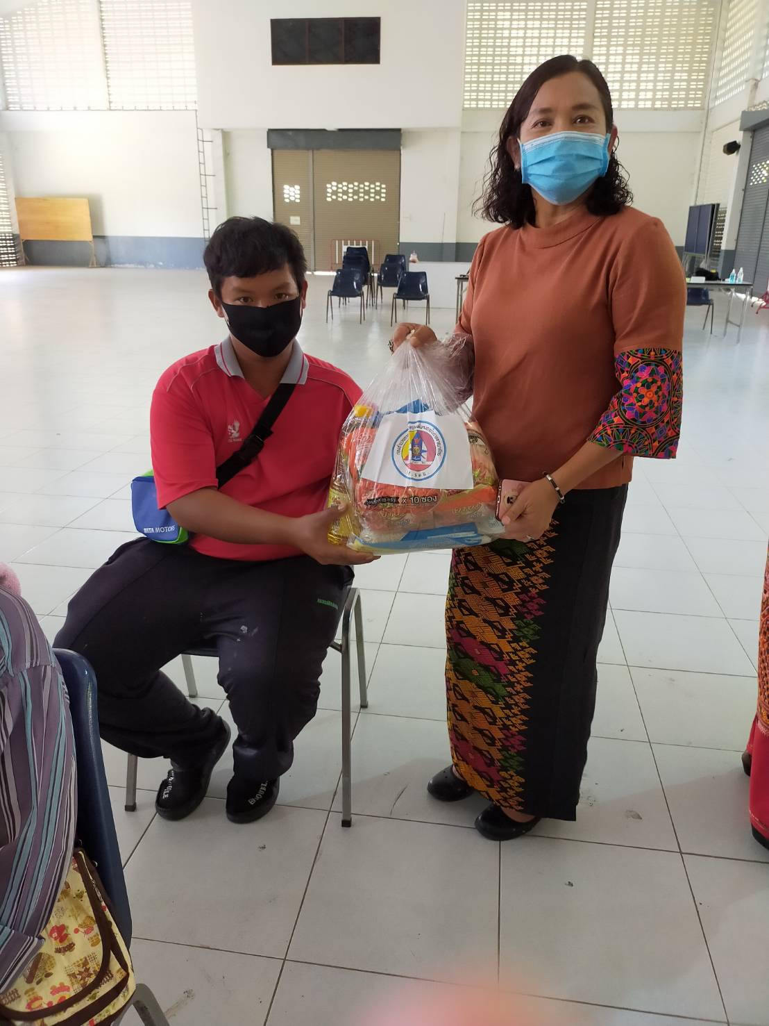 สำนักงานพัฒนาชุมชนจังหวัดนครนายกบูรณาการร่วมกับ กอ.รมน.นย. มอบถุงยังชีพครัวเรือนยากจน