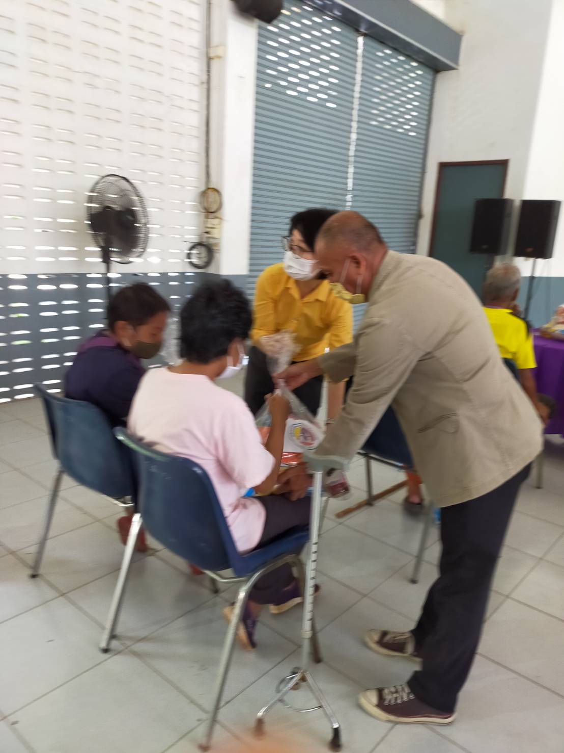 สำนักงานพัฒนาชุมชนจังหวัดนครนายกบูรณาการร่วมกับ กอ.รมน.นย. มอบถุงยังชีพครัวเรือนยากจน