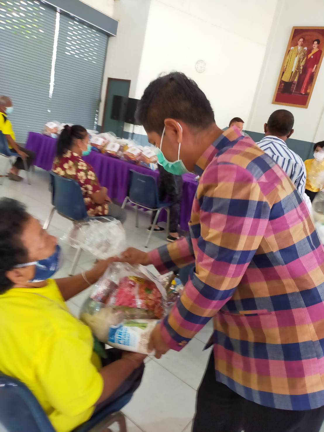 สำนักงานพัฒนาชุมชนจังหวัดนครนายกบูรณาการร่วมกับ กอ.รมน.นย. มอบถุงยังชีพครัวเรือนยากจน