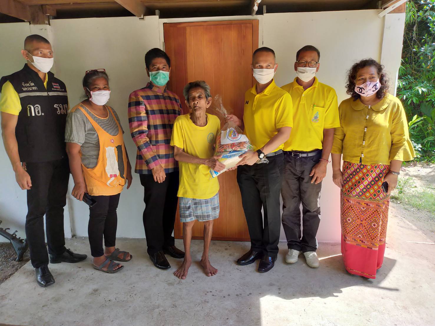 สำนักงานพัฒนาชุมชนจังหวัดนครนายกบูรณาการร่วมกับ กอ.รมน.นย. มอบถุงยังชีพครัวเรือนยากจน