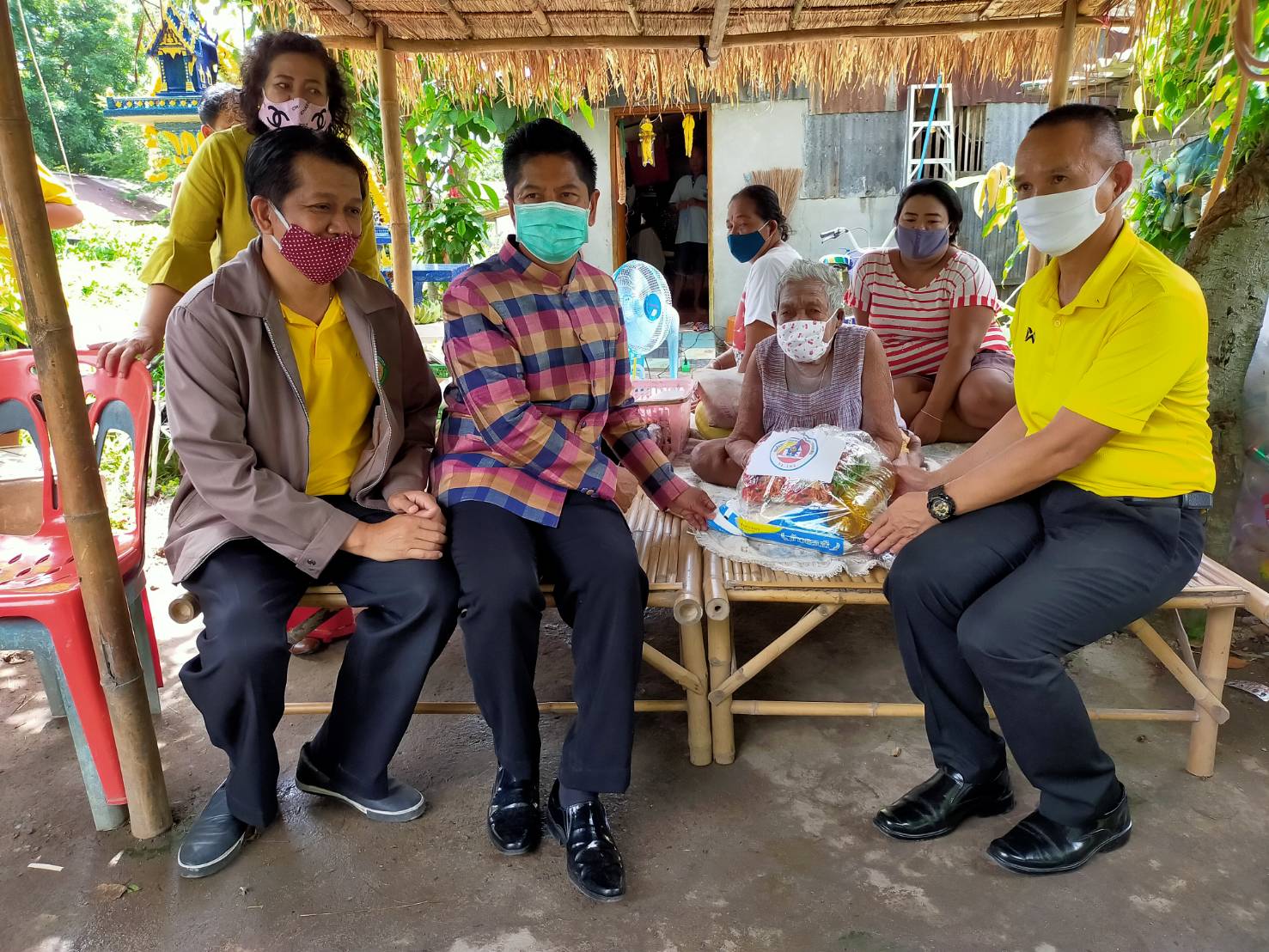 สำนักงานพัฒนาชุมชนจังหวัดนครนายกบูรณาการร่วมกับ กอ.รมน.นย. มอบถุงยังชีพครัวเรือนยากจน