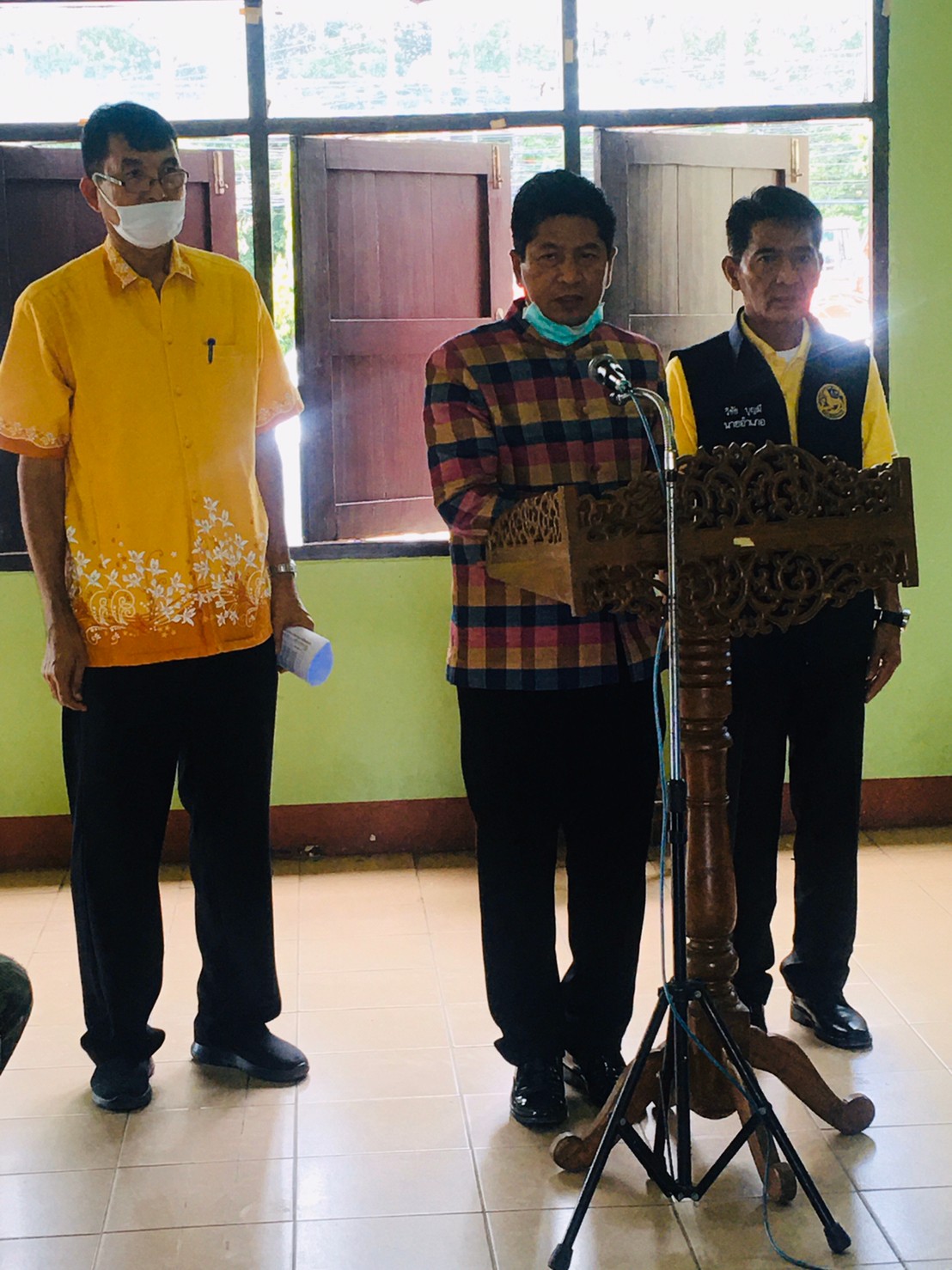 สร้างความมั่นคงด้านอาชีพ และรายได้ มอบถุงยังชีพครัวเรือนยากจน