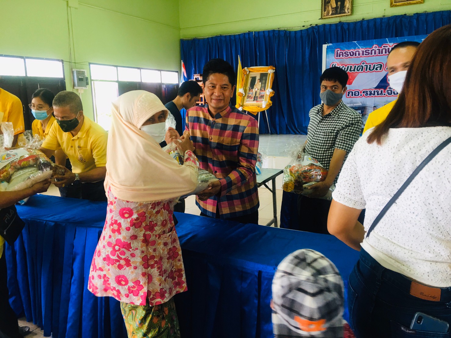 สร้างความมั่นคงด้านอาชีพ และรายได้ มอบถุงยังชีพครัวเรือนยากจน