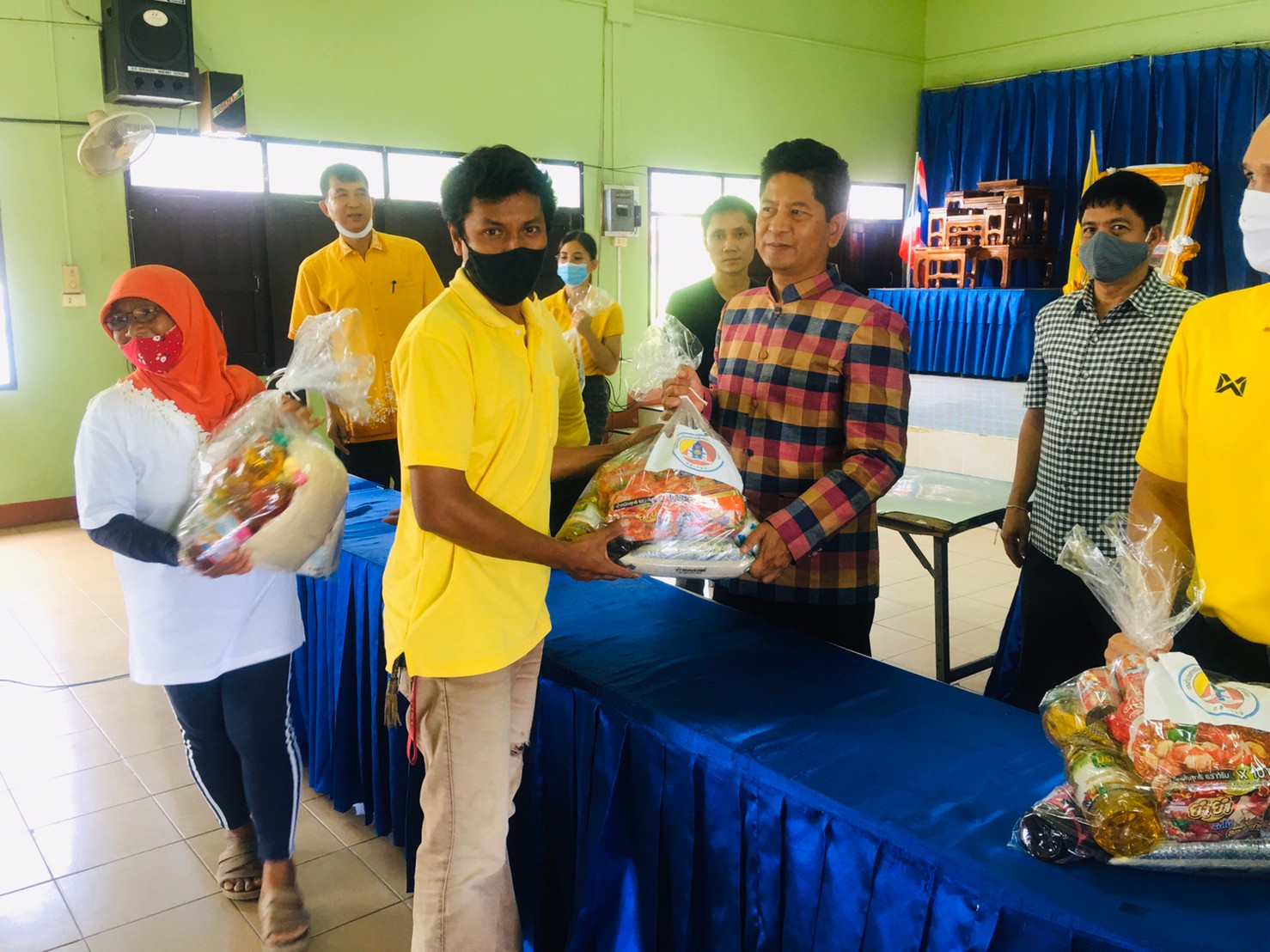 สร้างความมั่นคงด้านอาชีพ และรายได้ มอบถุงยังชีพครัวเรือนยากจน