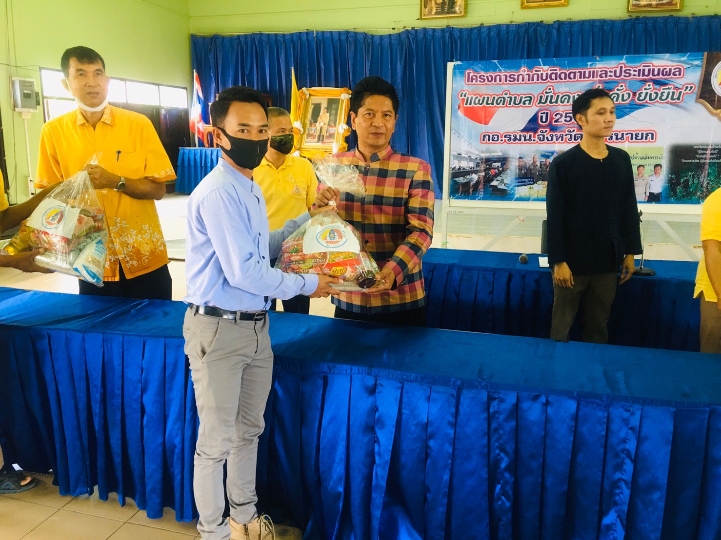 สร้างความมั่นคงด้านอาชีพ และรายได้ มอบถุงยังชีพครัวเรือนยากจน