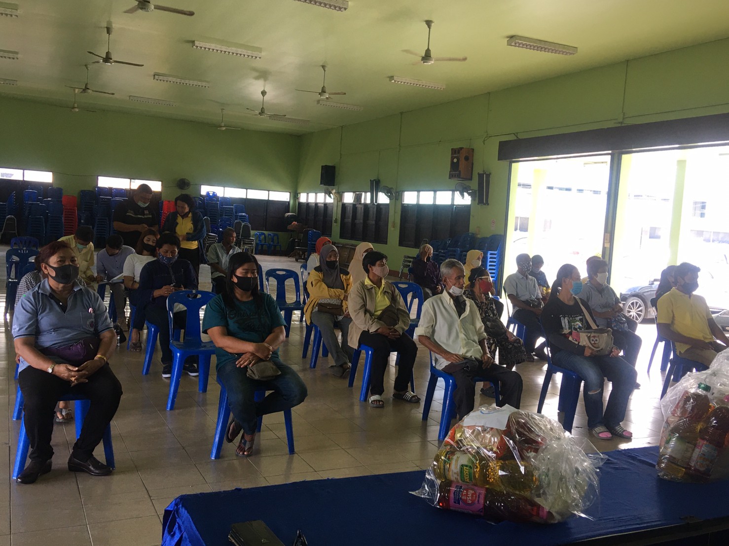 สร้างความมั่นคงด้านอาชีพ และรายได้ มอบถุงยังชีพครัวเรือนยากจน