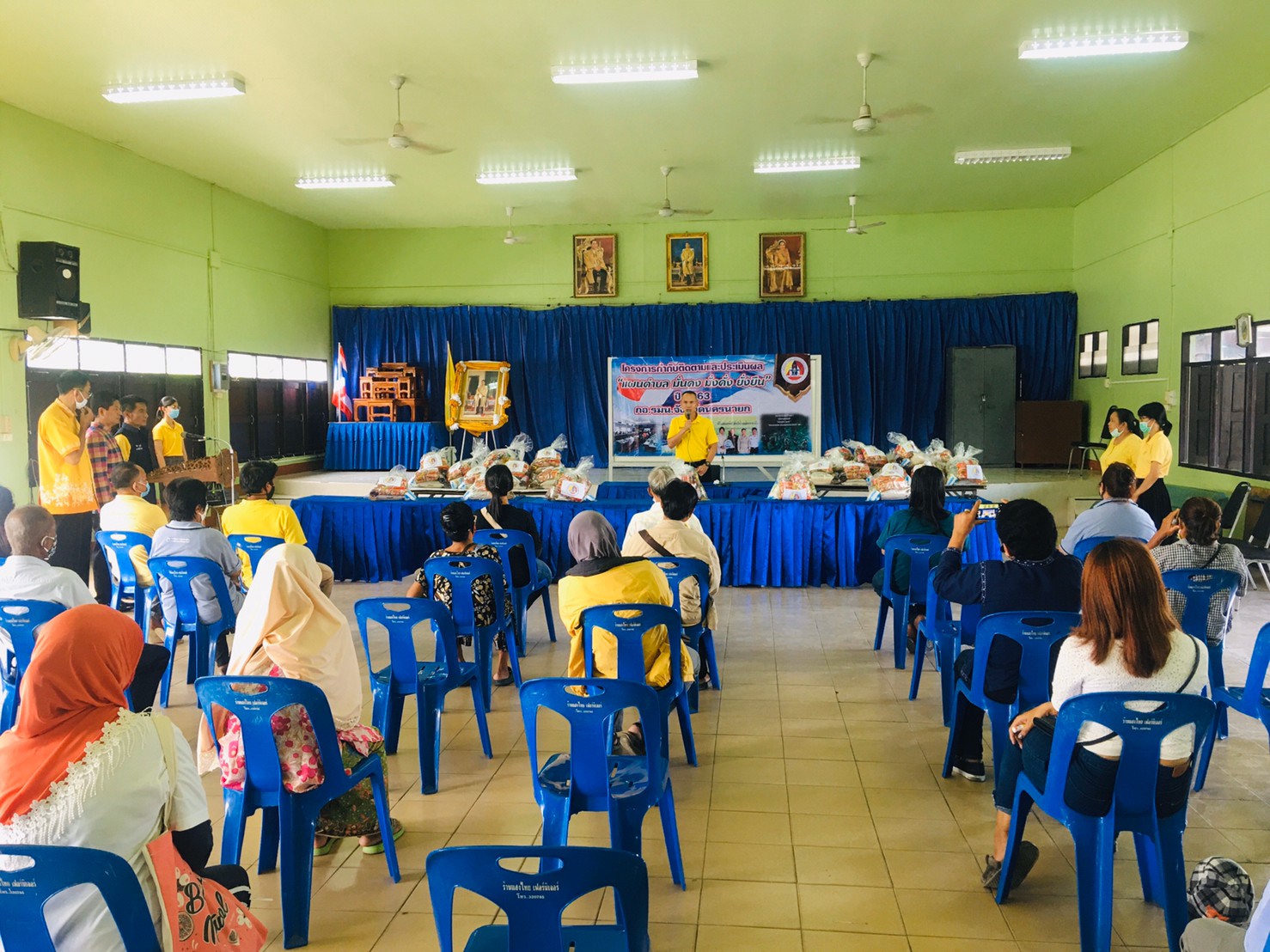 สร้างความมั่นคงด้านอาชีพ และรายได้ มอบถุงยังชีพครัวเรือนยากจน