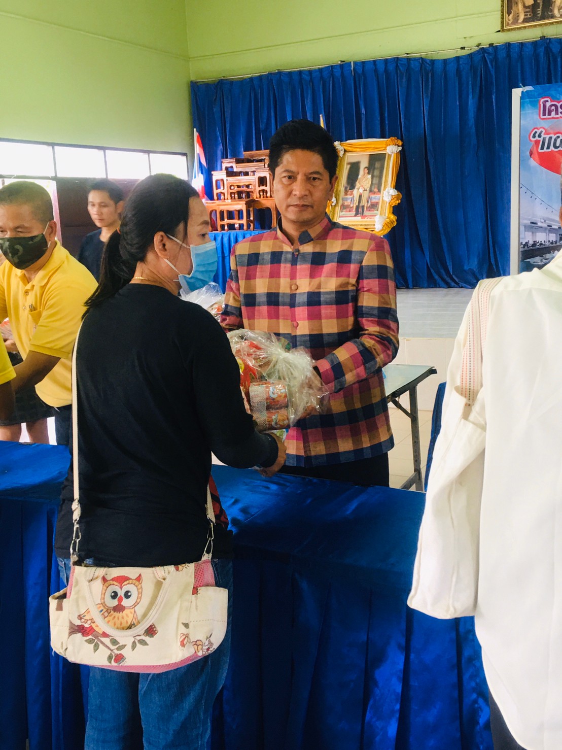 สร้างความมั่นคงด้านอาชีพ และรายได้ มอบถุงยังชีพครัวเรือนยากจน