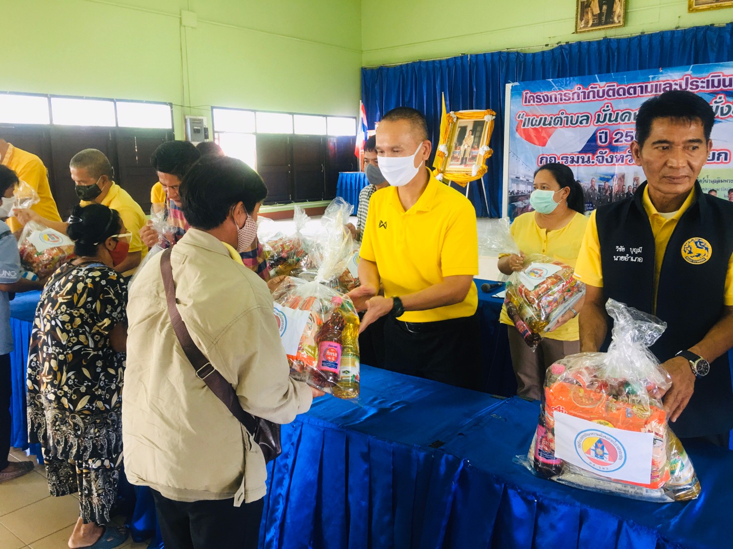 สร้างความมั่นคงด้านอาชีพ และรายได้ มอบถุงยังชีพครัวเรือนยากจน