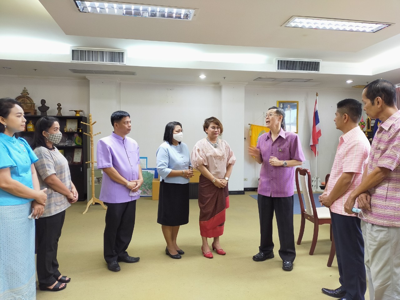 พัฒนาการจังหวัดและทีมงานพัฒนาชุมชน เข้าพบผู้ว่าราชการจังหวัดนครนายก เพื่อรับนโยบายงานพัฒนาชุมชน
