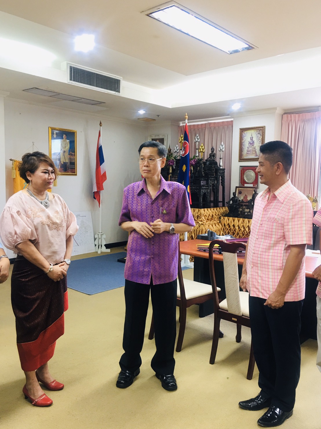 พัฒนาการจังหวัดและทีมงานพัฒนาชุมชน เข้าพบผู้ว่าราชการจังหวัดนครนายก เพื่อรับนโยบายงานพัฒนาชุมชน