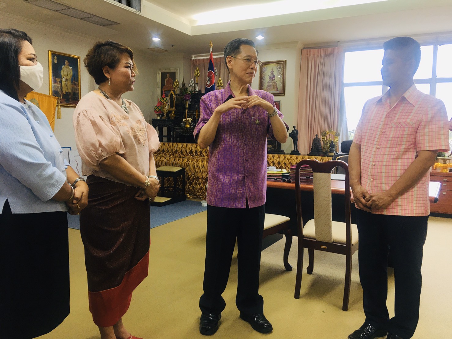 พัฒนาการจังหวัดและทีมงานพัฒนาชุมชน เข้าพบผู้ว่าราชการจังหวัดนครนายก เพื่อรับนโยบายงานพัฒนาชุมชน