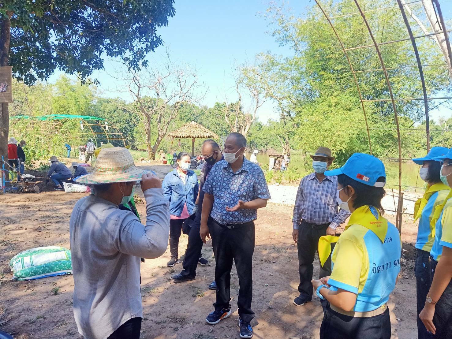 ผู้ว่าราชการจังหวัดนครนายก นำทีมส่วนราชการ วัด ผู้นำชุมชน และประชาชน น้อมนำหลักปรัชญาเศรษฐกิจพอเพียงตามหลักทฤษฎีใหม่ประยุกต์สู่ โคก หนอง นา โมเดล ตามหลัก “บวร” ณ วัดดงละคร หมู่ที่ 4  ต.ดงละคร อ.เมืองนครนายก จ.นครนายก