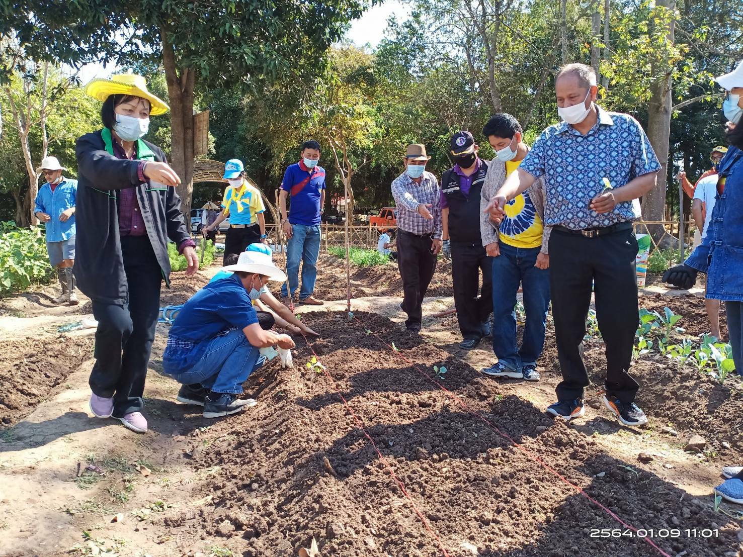ผู้ว่าราชการจังหวัดนครนายก นำทีมส่วนราชการ วัด ผู้นำชุมชน และประชาชน น้อมนำหลักปรัชญาเศรษฐกิจพอเพียงตามหลักทฤษฎีใหม่ประยุกต์สู่ โคก หนอง นา โมเดล ตามหลัก “บวร” ณ วัดดงละคร หมู่ที่ 4  ต.ดงละคร อ.เมืองนครนายก จ.นครนายก