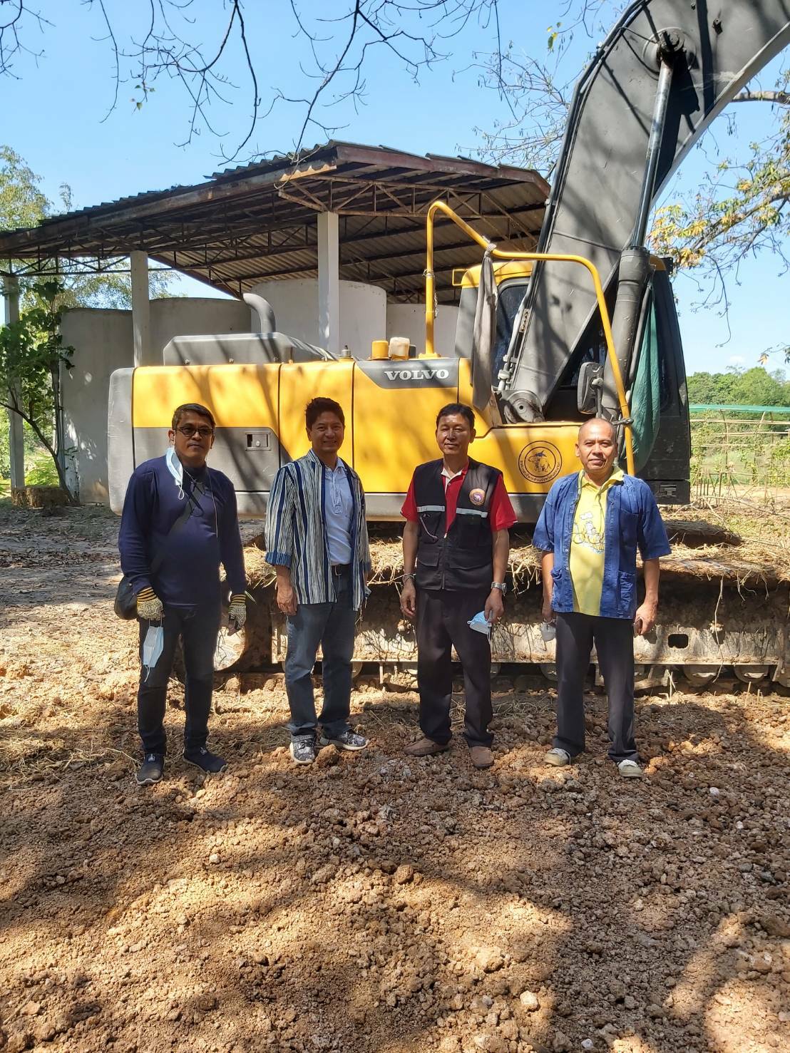 ผู้ว่าราชการจังหวัดนครนายก นำทีมส่วนราชการ วัด ผู้นำชุมชน และประชาชน น้อมนำหลักปรัชญาเศรษฐกิจพอเพียงตามหลักทฤษฎีใหม่ประยุกต์สู่ โคก หนอง นา โมเดล ตามหลัก “บวร” ณ วัดดงละคร หมู่ที่ 4  ต.ดงละคร อ.เมืองนครนายก จ.นครนายก