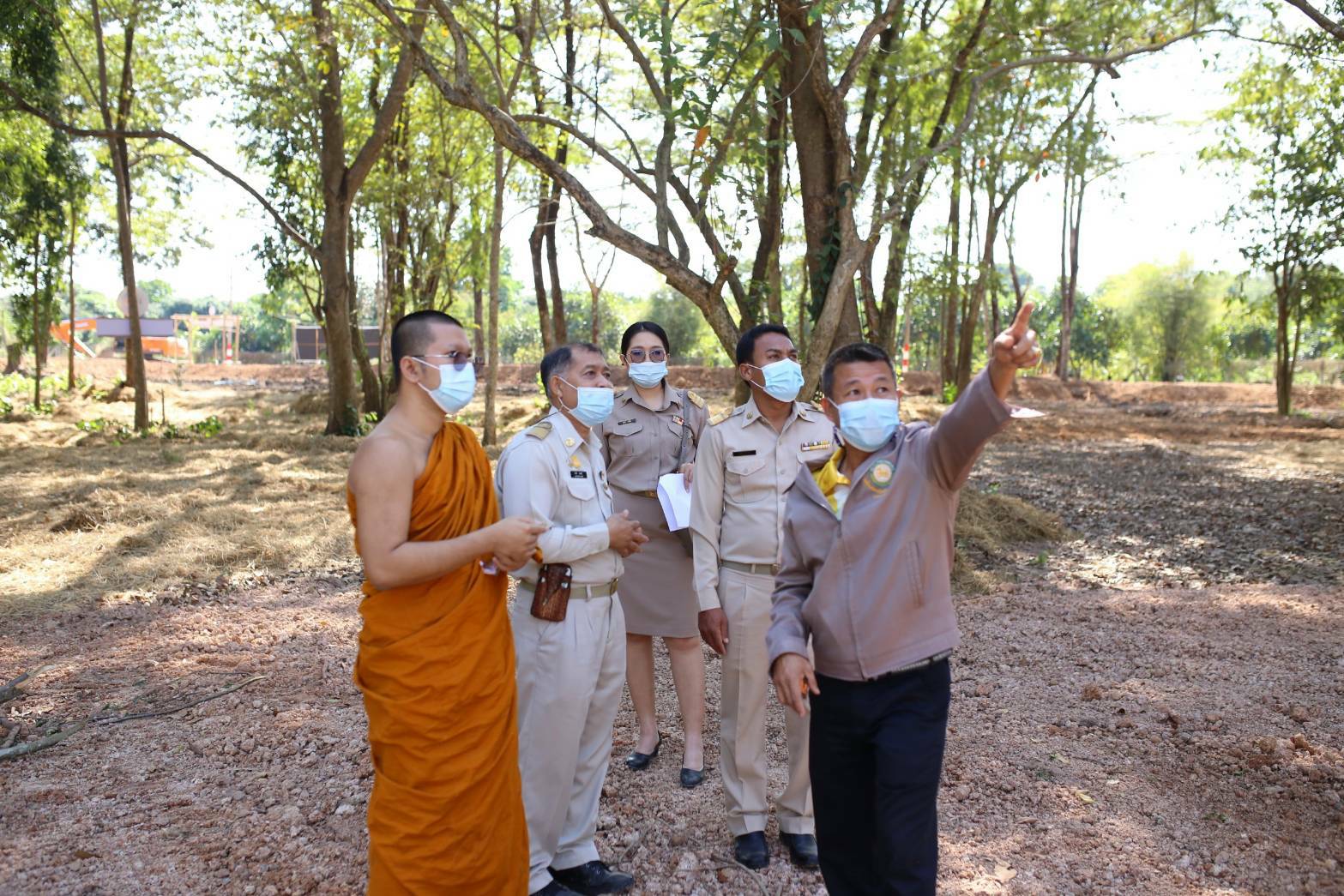 ผู้ว่าราชการจังหวัดนครนายก นำทีมส่วนราชการ วัด ผู้นำชุมชน และประชาชน น้อมนำหลักปรัชญาเศรษฐกิจพอเพียงตามหลักทฤษฎีใหม่ประยุกต์สู่ โคก หนอง นา โมเดล ตามหลัก “บวร” ณ วัดดงละคร หมู่ที่ 4  ต.ดงละคร อ.เมืองนครนายก จ.นครนายก