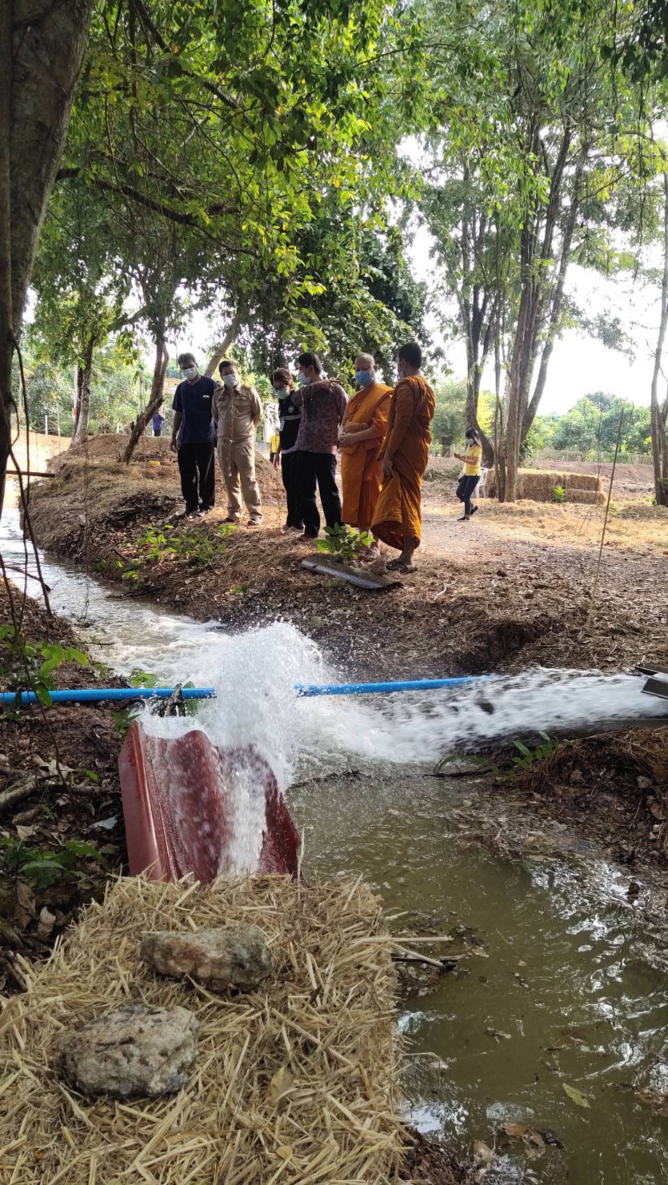 ผู้ว่าราชการจังหวัดนครนายก นำทีมส่วนราชการ วัด ผู้นำชุมชน และประชาชน น้อมนำหลักปรัชญาเศรษฐกิจพอเพียงตามหลักทฤษฎีใหม่ประยุกต์สู่ โคก หนอง นา โมเดล ตามหลัก “บวร” ณ วัดดงละคร หมู่ที่ 4  ต.ดงละคร อ.เมืองนครนายก จ.นครนายก