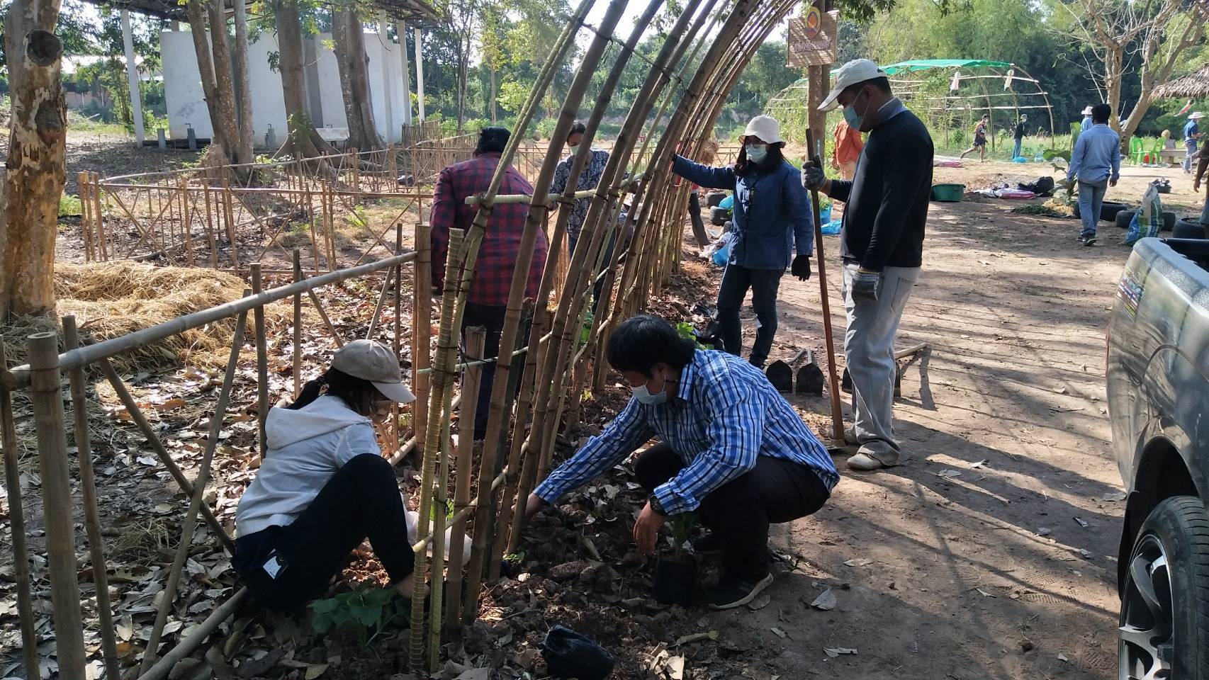 ผู้ว่าราชการจังหวัดนครนายก นำทีมส่วนราชการ วัด ผู้นำชุมชน และประชาชน น้อมนำหลักปรัชญาเศรษฐกิจพอเพียงตามหลักทฤษฎีใหม่ประยุกต์สู่ โคก หนอง นา โมเดล ตามหลัก “บวร” ณ วัดดงละคร หมู่ที่ 4  ต.ดงละคร อ.เมืองนครนายก จ.นครนายก