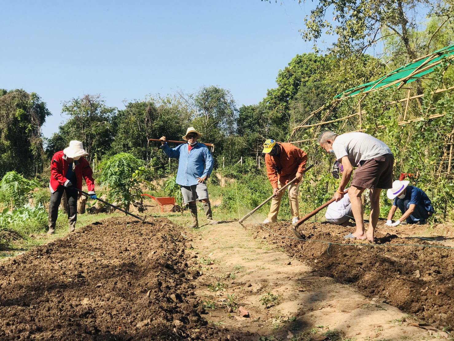 ผู้ว่าราชการจังหวัดนครนายก นำทีมส่วนราชการ วัด ผู้นำชุมชน และประชาชน น้อมนำหลักปรัชญาเศรษฐกิจพอเพียงตามหลักทฤษฎีใหม่ประยุกต์สู่ โคก หนอง นา โมเดล ตามหลัก “บวร” ณ วัดดงละคร หมู่ที่ 4  ต.ดงละคร อ.เมืองนครนายก จ.นครนายก
