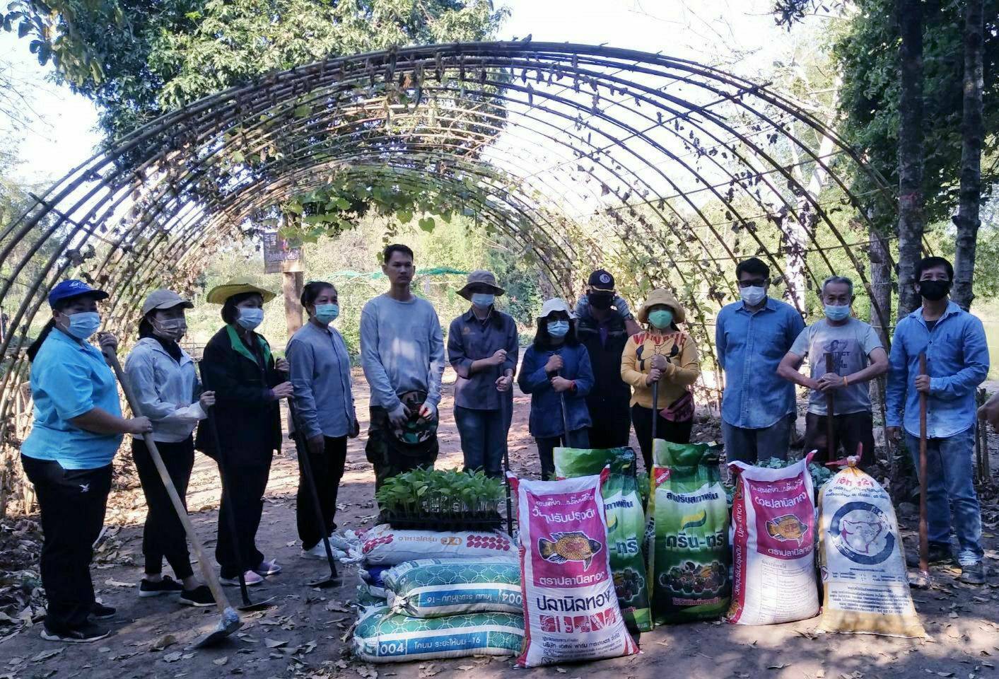 ผู้ว่าราชการจังหวัดนครนายก นำทีมส่วนราชการ วัด ผู้นำชุมชน และประชาชน น้อมนำหลักปรัชญาเศรษฐกิจพอเพียงตามหลักทฤษฎีใหม่ประยุกต์สู่ โคก หนอง นา โมเดล ตามหลัก “บวร” ณ วัดดงละคร หมู่ที่ 4  ต.ดงละคร อ.เมืองนครนายก จ.นครนายก