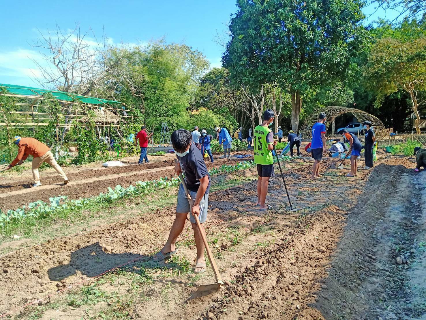 ผู้ว่าราชการจังหวัดนครนายก นำทีมส่วนราชการ วัด ผู้นำชุมชน และประชาชน น้อมนำหลักปรัชญาเศรษฐกิจพอเพียงตามหลักทฤษฎีใหม่ประยุกต์สู่ โคก หนอง นา โมเดล ตามหลัก “บวร” ณ วัดดงละคร หมู่ที่ 4  ต.ดงละคร อ.เมืองนครนายก จ.นครนายก