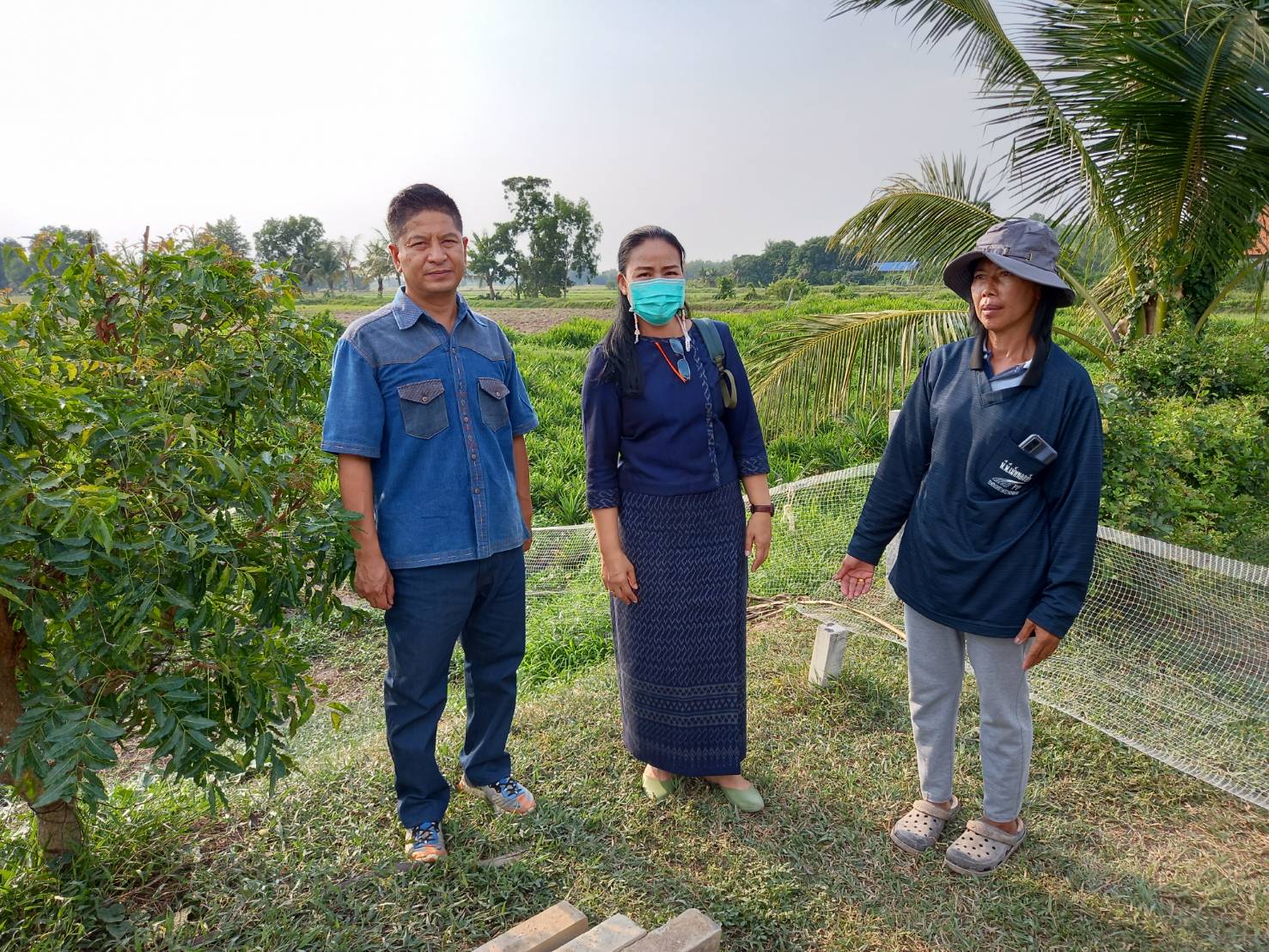 นายเสฏฐชัย ยุทธเศรษฐสิริ พัฒนาการจังหวัดนครนายก พร้อมด้วย นางดวงใจ ปะกิระคะ พัฒนาการอำเภอบ้านนา และนางอุทัยรัตน์ คำวัจนัง พัฒนากรผู้ประสานงานตำบลทองหลาง ติดตามตรวจเยี่ยมแกนนำต้นแบบ นางรำพึง ใจบุญ บ้านเลขที่ 6 ม.7 ต.ทองหลาง ที่เข้าร่วมกิจกรรม การพัฒนาศูนย์เรียนรู้ทฤษฏีใหม่รูปแบบ “โคก หนอง นา โมเดล” พื้นที่ 1 ไร่