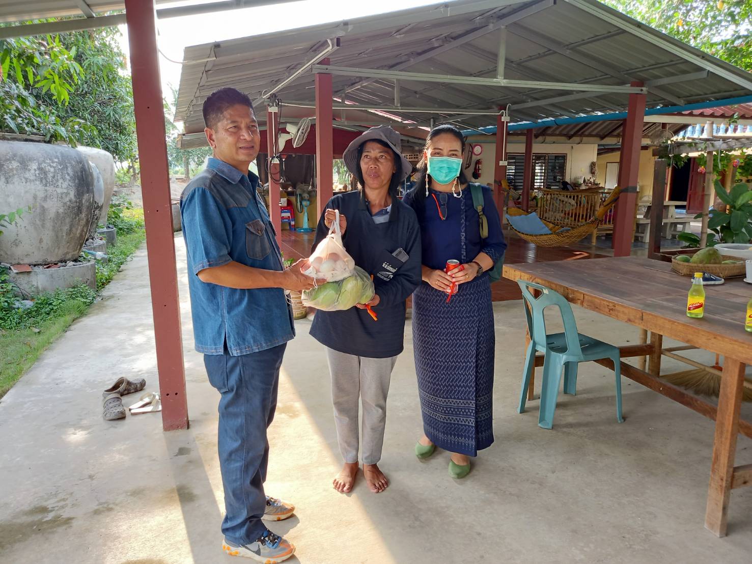 นายเสฏฐชัย ยุทธเศรษฐสิริ พัฒนาการจังหวัดนครนายก พร้อมด้วย นางดวงใจ ปะกิระคะ พัฒนาการอำเภอบ้านนา และนางอุทัยรัตน์ คำวัจนัง พัฒนากรผู้ประสานงานตำบลทองหลาง ติดตามตรวจเยี่ยมแกนนำต้นแบบ นางรำพึง ใจบุญ บ้านเลขที่ 6 ม.7 ต.ทองหลาง ที่เข้าร่วมกิจกรรม การพัฒนาศูนย์เรียนรู้ทฤษฏีใหม่รูปแบบ “โคก หนอง นา โมเดล” พื้นที่ 1 ไร่