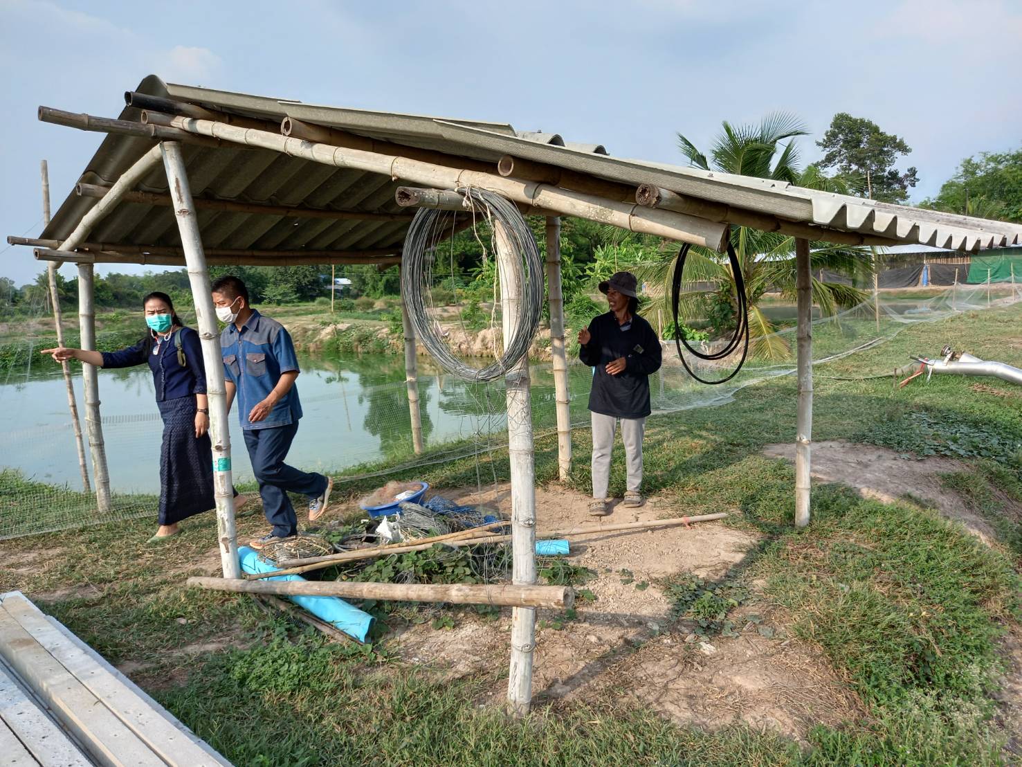 นายเสฏฐชัย ยุทธเศรษฐสิริ พัฒนาการจังหวัดนครนายก พร้อมด้วย นางดวงใจ ปะกิระคะ พัฒนาการอำเภอบ้านนา และนางอุทัยรัตน์ คำวัจนัง พัฒนากรผู้ประสานงานตำบลทองหลาง ติดตามตรวจเยี่ยมแกนนำต้นแบบ นางรำพึง ใจบุญ บ้านเลขที่ 6 ม.7 ต.ทองหลาง ที่เข้าร่วมกิจกรรม การพัฒนาศูนย์เรียนรู้ทฤษฏีใหม่รูปแบบ “โคก หนอง นา โมเดล” พื้นที่ 1 ไร่
