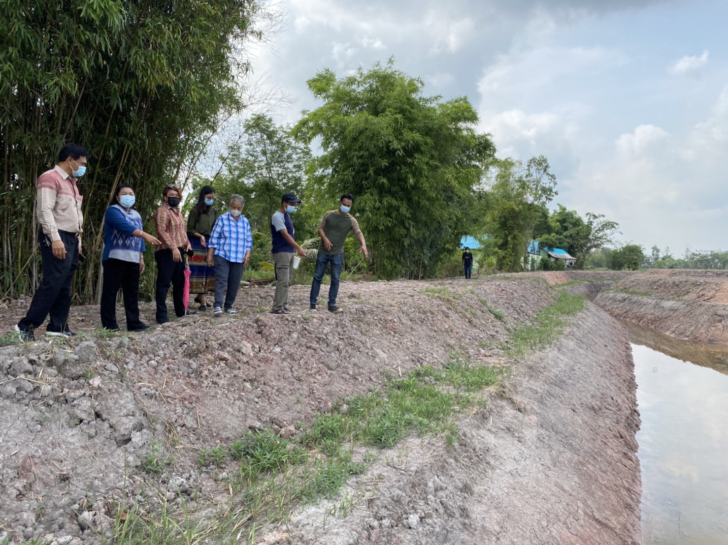 พัฒนาชุมชนจังหวัดนครนายก จัดทีมลงพื้นที่ติดตามความก้าวหน้าและสนับสนุนการดำเนินโครงการพัฒนาพื้นที่ต้นแบบการพัฒนาคุณภาพชีวิตตามหลักทฤษฎีใหม่ ประยุกต์สู่ “โคก หนอง นา โมเดล” จังหวัดนครนายก