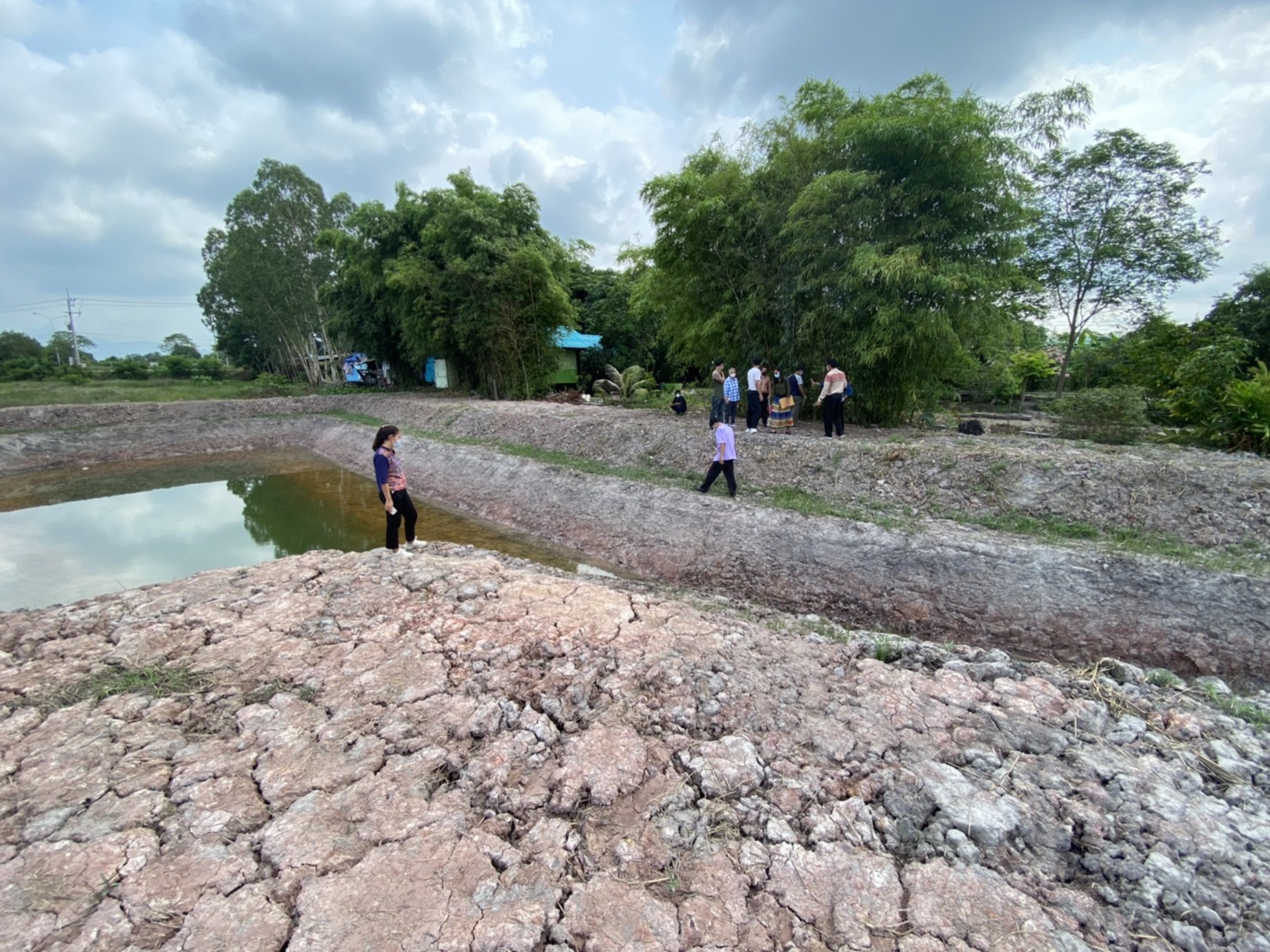 พัฒนาชุมชนจังหวัดนครนายก จัดทีมลงพื้นที่ติดตามความก้าวหน้าและสนับสนุนการดำเนินโครงการพัฒนาพื้นที่ต้นแบบการพัฒนาคุณภาพชีวิตตามหลักทฤษฎีใหม่ ประยุกต์สู่ “โคก หนอง นา โมเดล” จังหวัดนครนายก