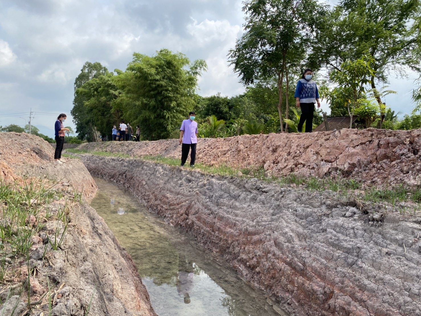 พัฒนาชุมชนจังหวัดนครนายก จัดทีมลงพื้นที่ติดตามความก้าวหน้าและสนับสนุนการดำเนินโครงการพัฒนาพื้นที่ต้นแบบการพัฒนาคุณภาพชีวิตตามหลักทฤษฎีใหม่ ประยุกต์สู่ “โคก หนอง นา โมเดล” จังหวัดนครนายก