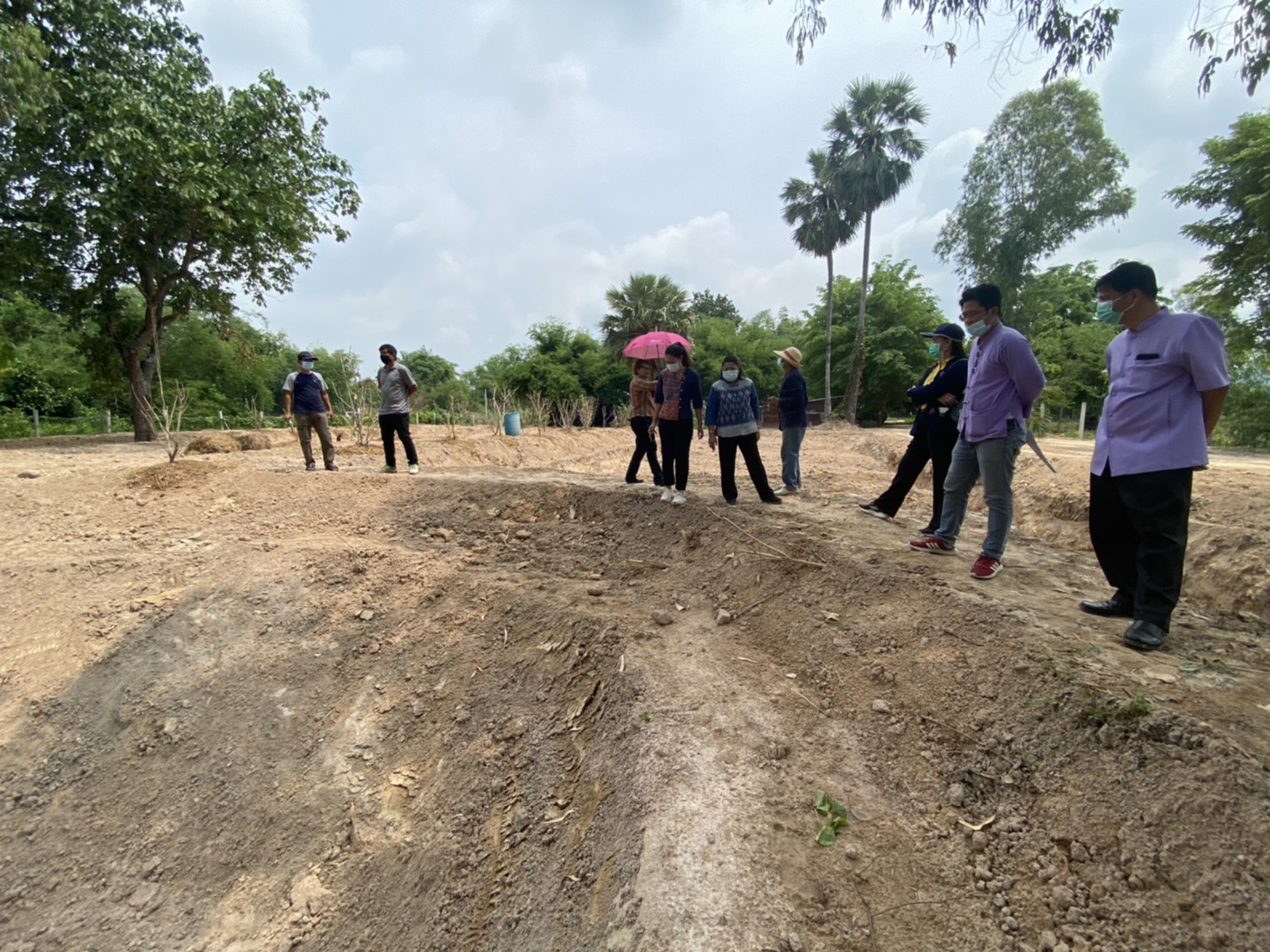 พัฒนาชุมชนจังหวัดนครนายก จัดทีมลงพื้นที่ติดตามความก้าวหน้าและสนับสนุนการดำเนินโครงการพัฒนาพื้นที่ต้นแบบการพัฒนาคุณภาพชีวิตตามหลักทฤษฎีใหม่ ประยุกต์สู่ “โคก หนอง นา โมเดล” จังหวัดนครนายก