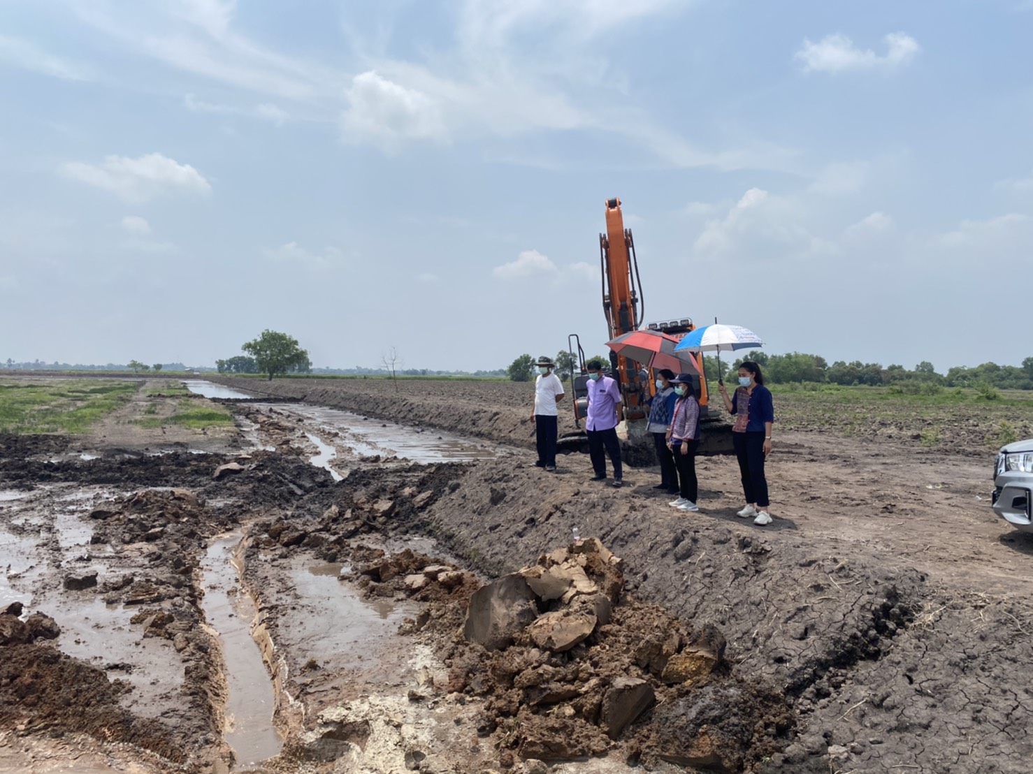 พัฒนาชุมชนจังหวัดนครนายก จัดทีมลงพื้นที่ติดตามความก้าวหน้าและสนับสนุนการดำเนินโครงการพัฒนาพื้นที่ต้นแบบการพัฒนาคุณภาพชีวิตตามหลักทฤษฎีใหม่ ประยุกต์สู่ “โคก หนอง นา โมเดล” จังหวัดนครนายก