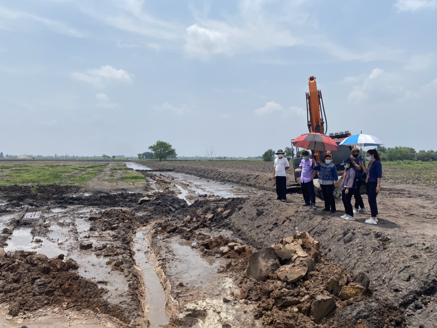 พัฒนาชุมชนจังหวัดนครนายก จัดทีมลงพื้นที่ติดตามความก้าวหน้าและสนับสนุนการดำเนินโครงการพัฒนาพื้นที่ต้นแบบการพัฒนาคุณภาพชีวิตตามหลักทฤษฎีใหม่ ประยุกต์สู่ “โคก หนอง นา โมเดล” จังหวัดนครนายก