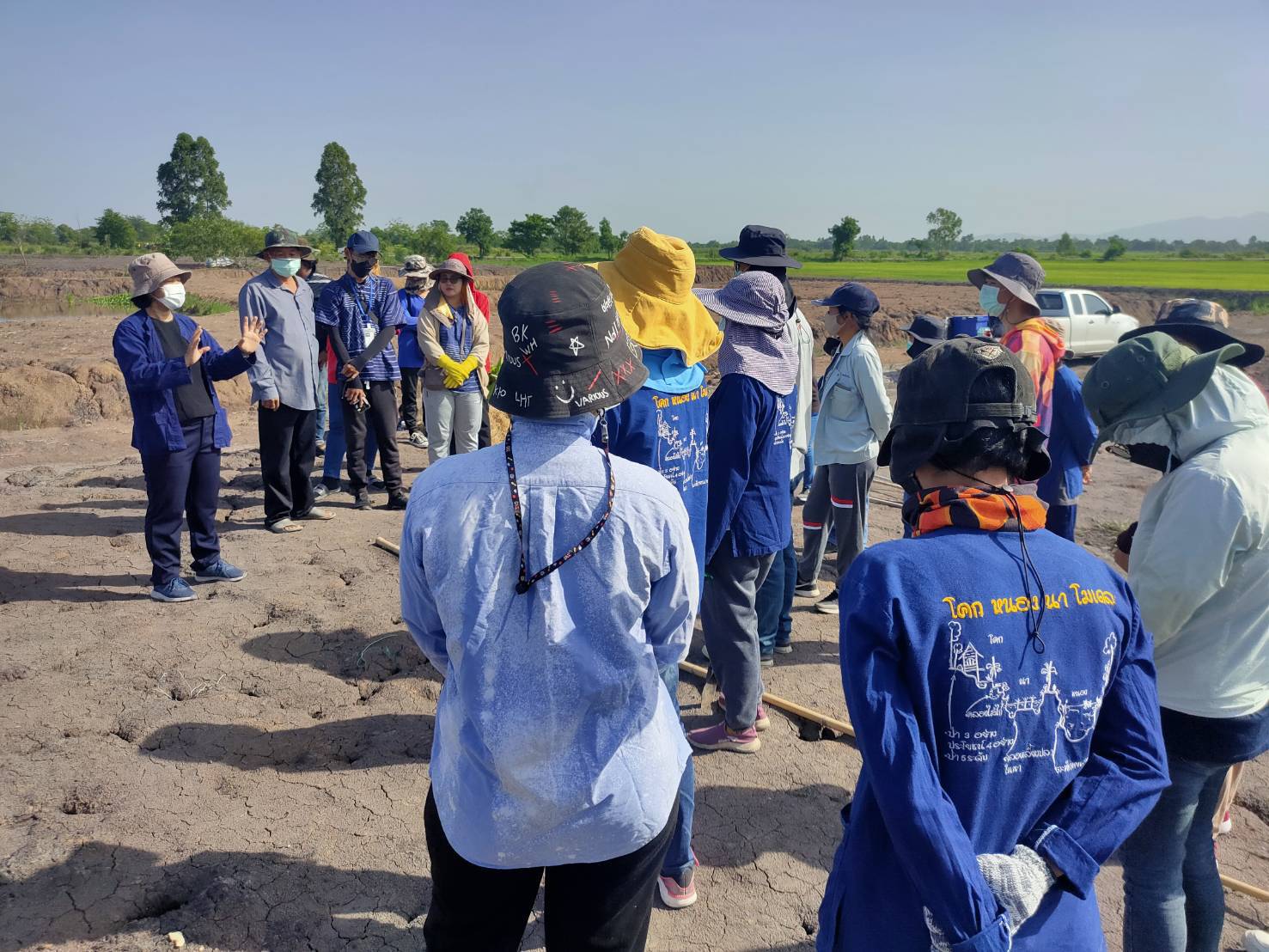 พช.เมืองนครนายก เปิดกิจกรรมเรียนรู้ “เอามื้อสามัคคี…แปลงแรก” ที่บ้านโรงหิน ตำบลท่าทราย