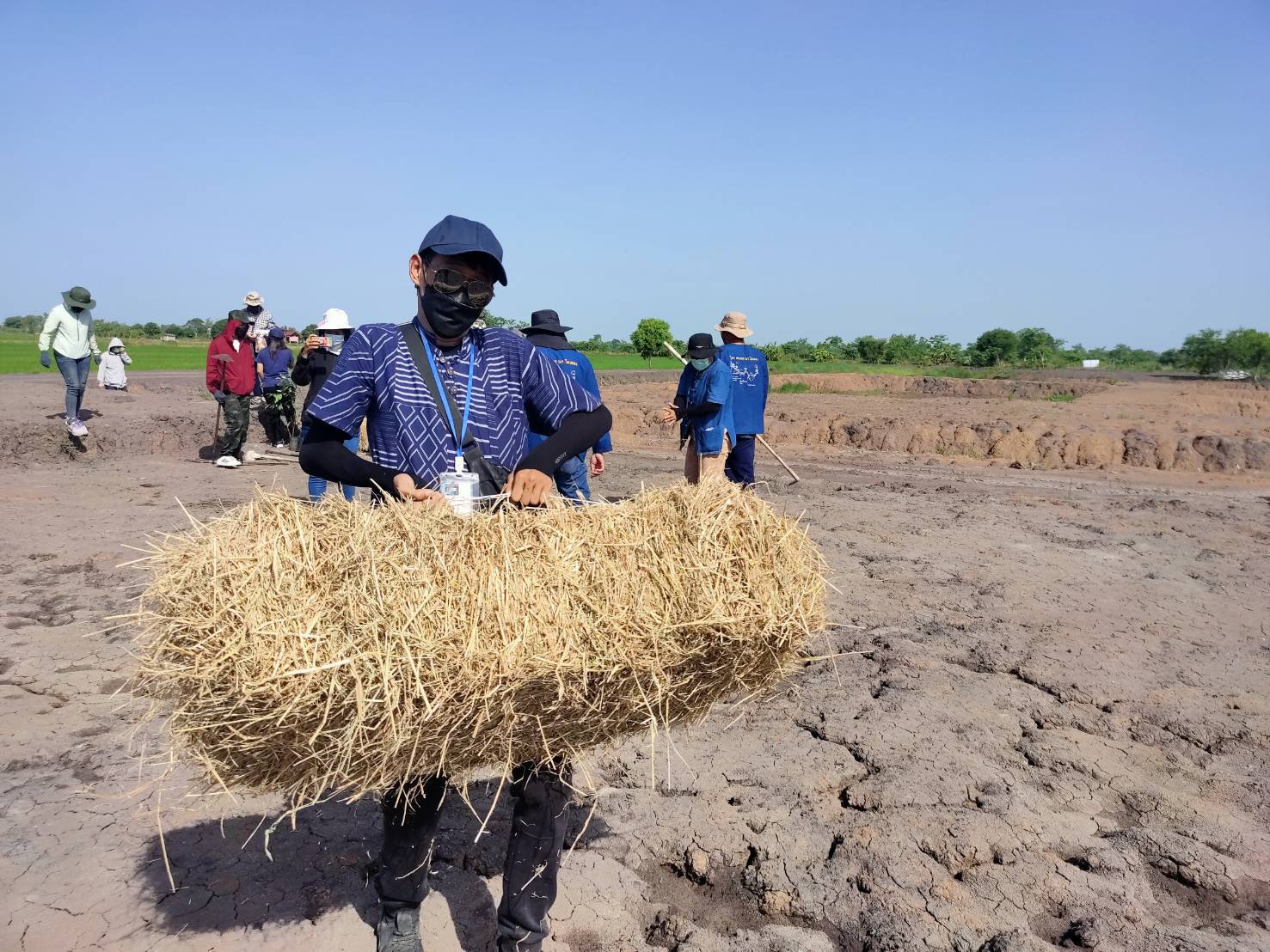 พช.เมืองนครนายก เปิดกิจกรรมเรียนรู้ “เอามื้อสามัคคี…แปลงแรก” ที่บ้านโรงหิน ตำบลท่าทราย