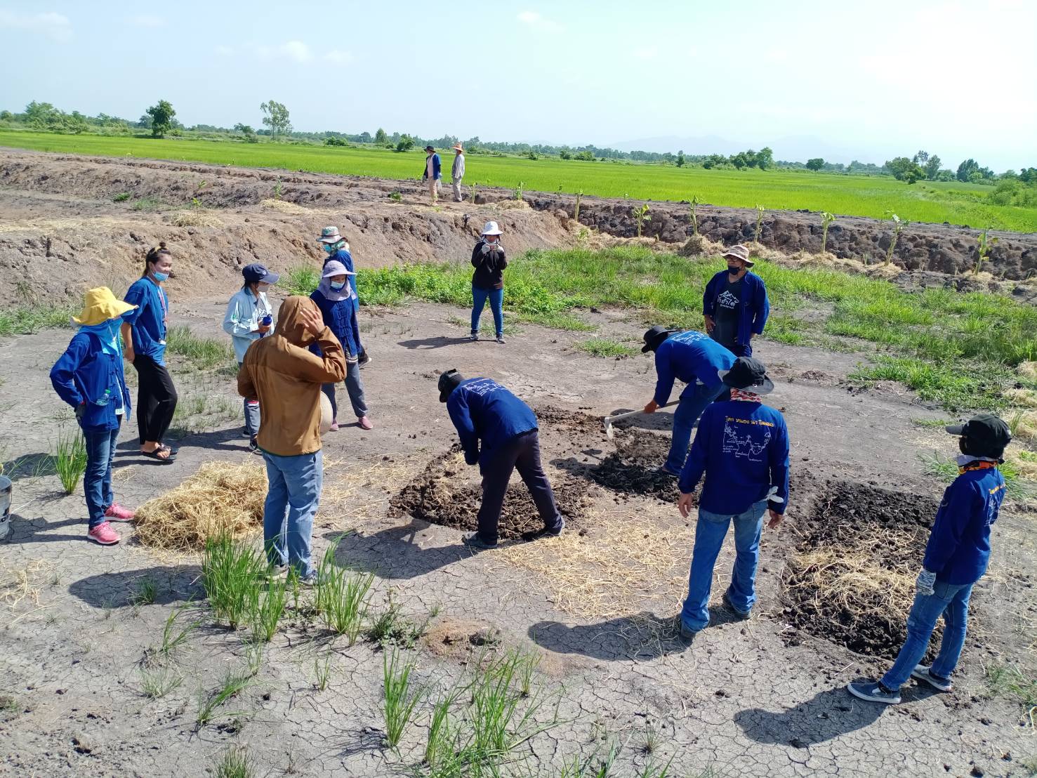 พช.เมืองนครนายก เปิดกิจกรรมเรียนรู้ “เอามื้อสามัคคี…แปลงแรก” ที่บ้านโรงหิน ตำบลท่าทราย