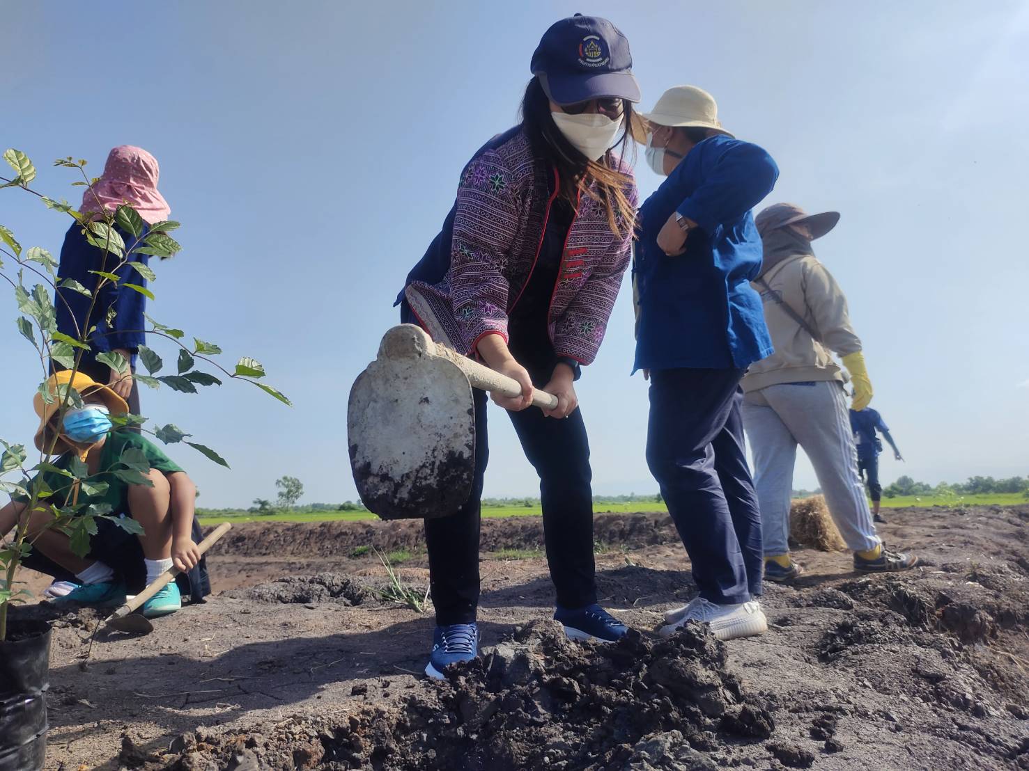 พช.เมืองนครนายก เปิดกิจกรรมเรียนรู้ “เอามื้อสามัคคี…แปลงแรก” ที่บ้านโรงหิน ตำบลท่าทราย