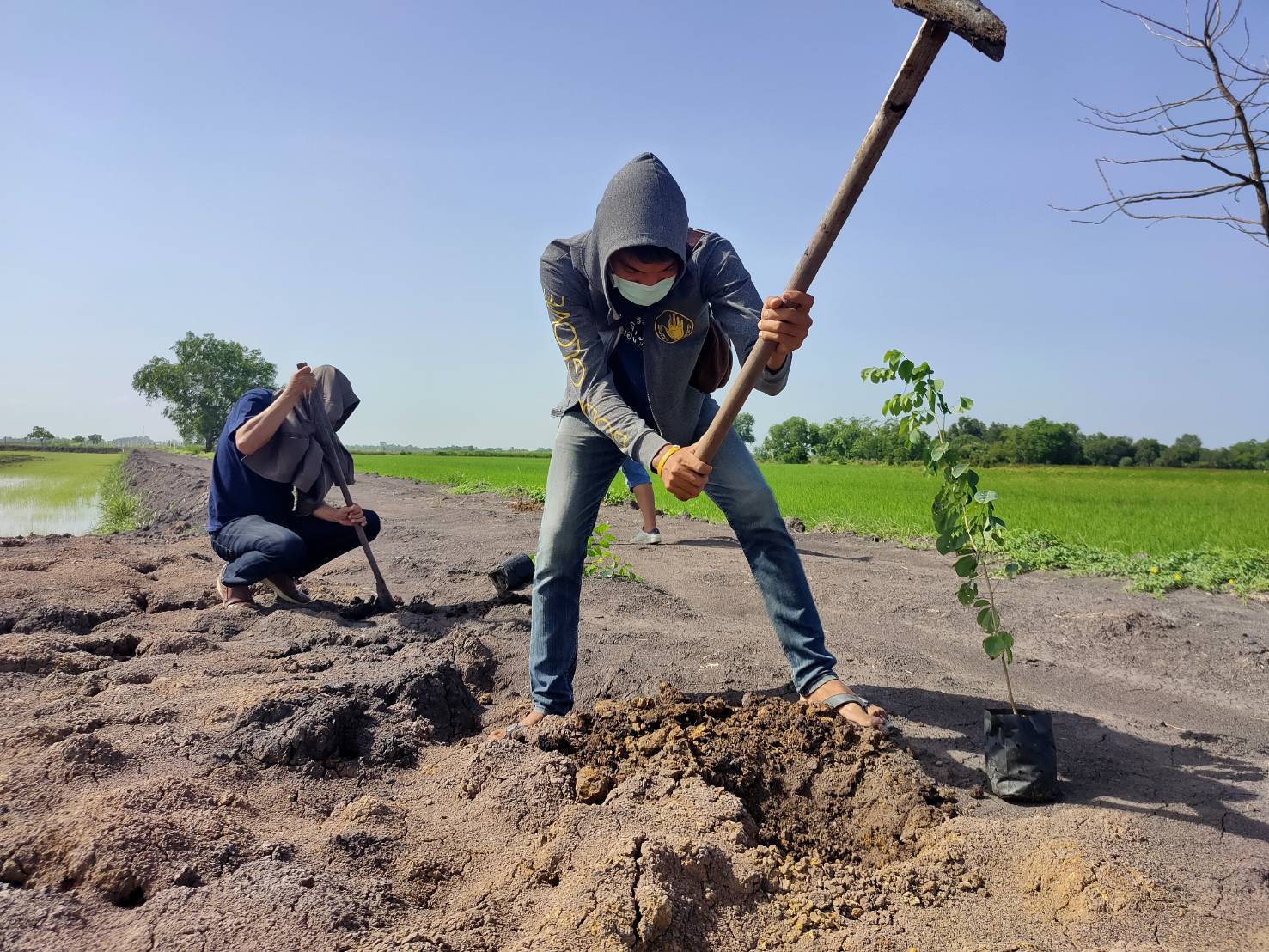 พช.เมืองนครนายก เปิดกิจกรรมเรียนรู้ “เอามื้อสามัคคี…แปลงแรก” ที่บ้านโรงหิน ตำบลท่าทราย