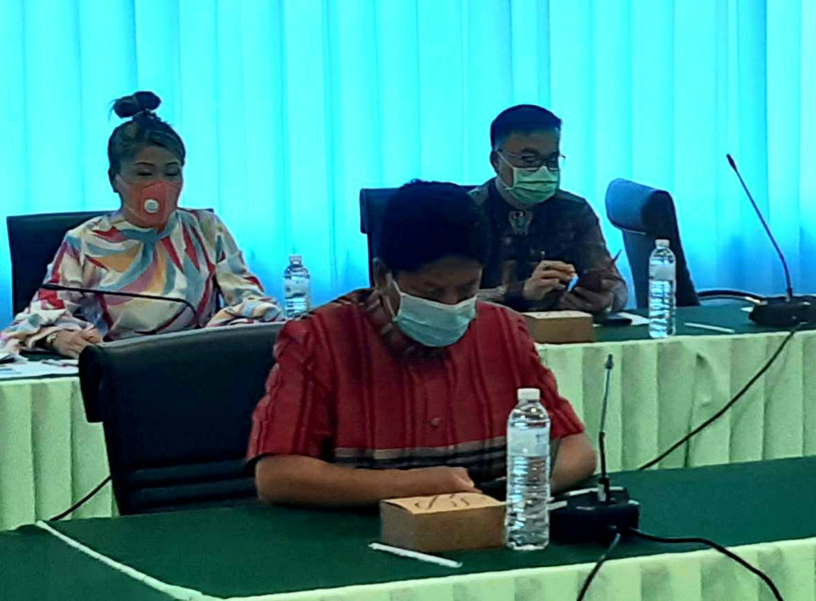 พจ.นครนายก นำทีมร่วมประชุมการขอใช้ที่ดินสาธารณะประโยชน์ พื่อจัดตั้งเป็นโครงการศูนย์รวมสินค้าจังหวัดนครนายก