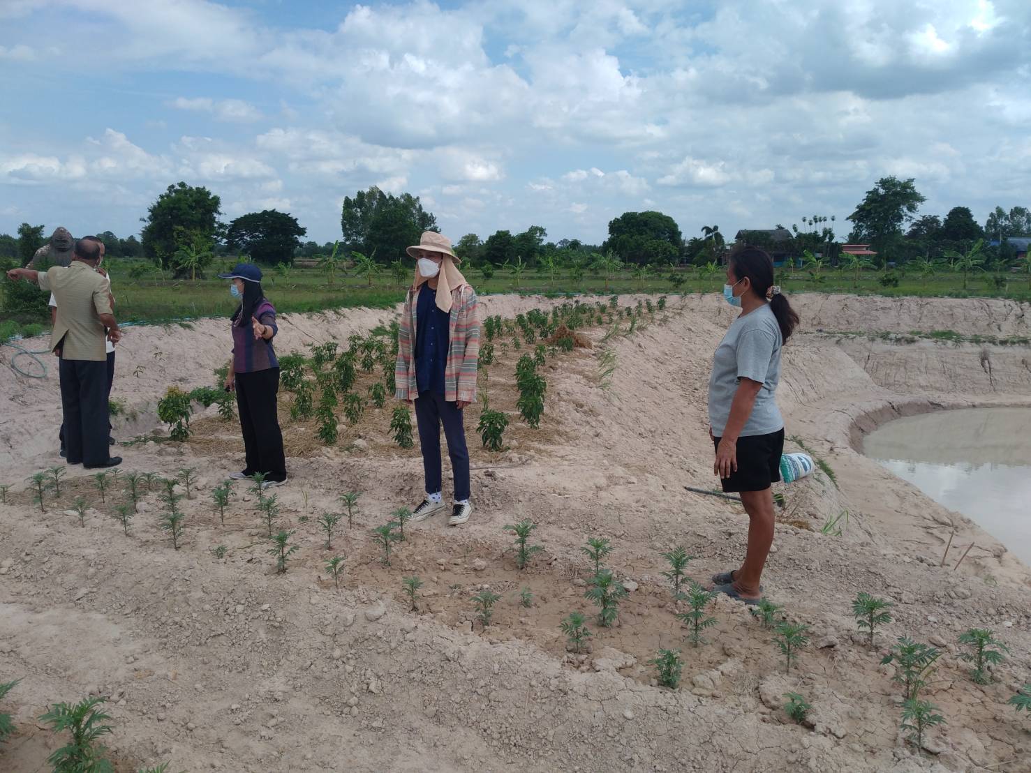 พช.นครนายก จัดทีมลงพื้นที่อำเภอบ้านนา สนับสนุนกิจกรรม โคก หนอง นา โมเดล